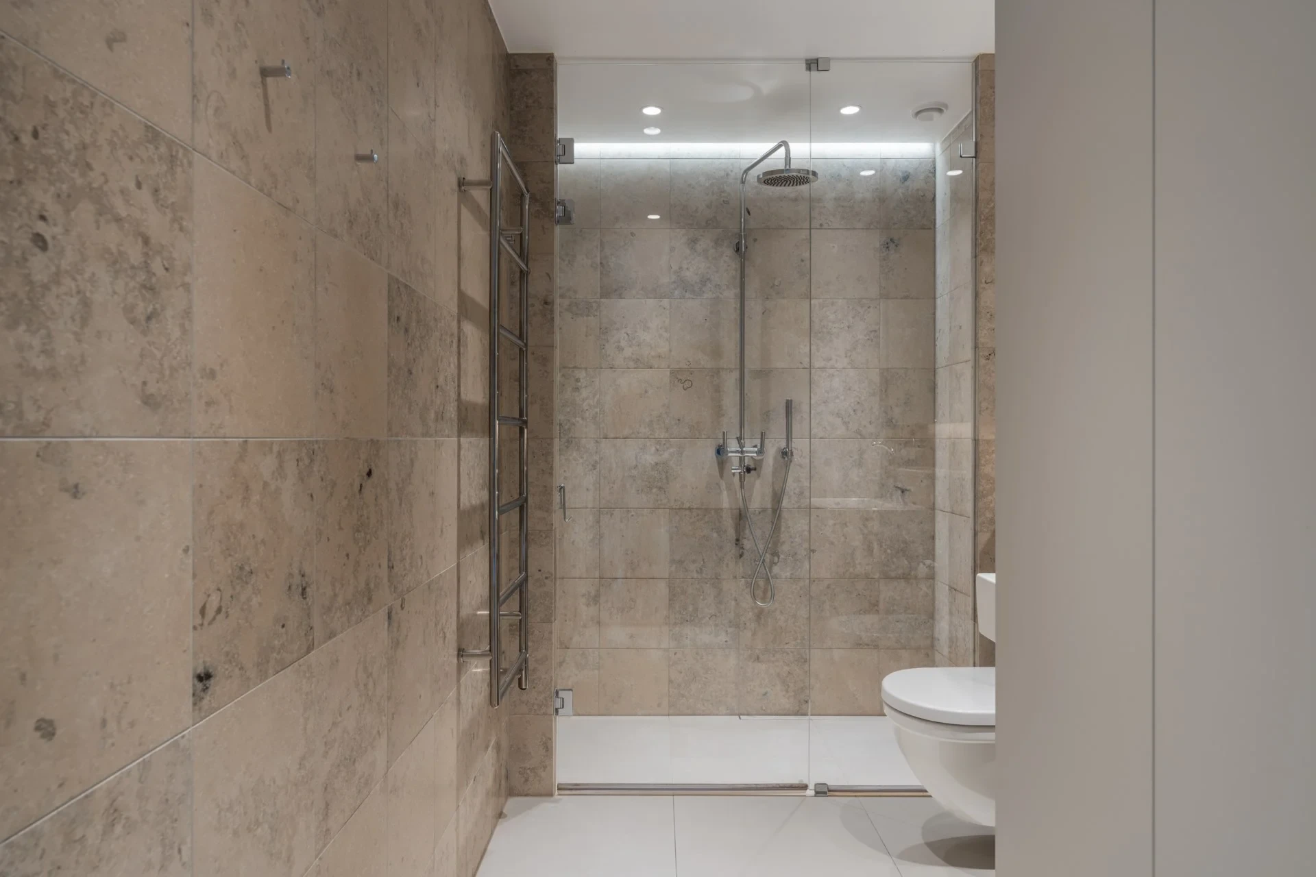 Exklusiv tvåa med walk in closet i Norra Tornen med generöst ljusinsläpp