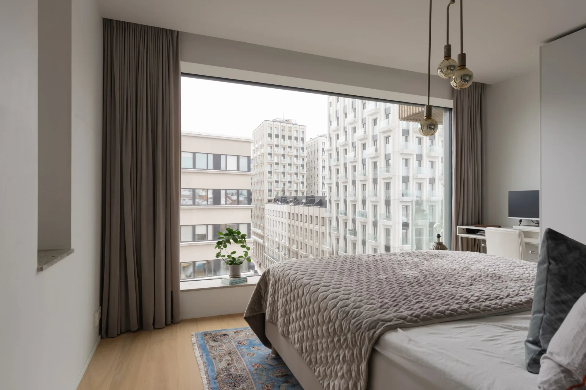 Exklusiv tvåa med walk in closet i Norra Tornen med generöst ljusinsläpp