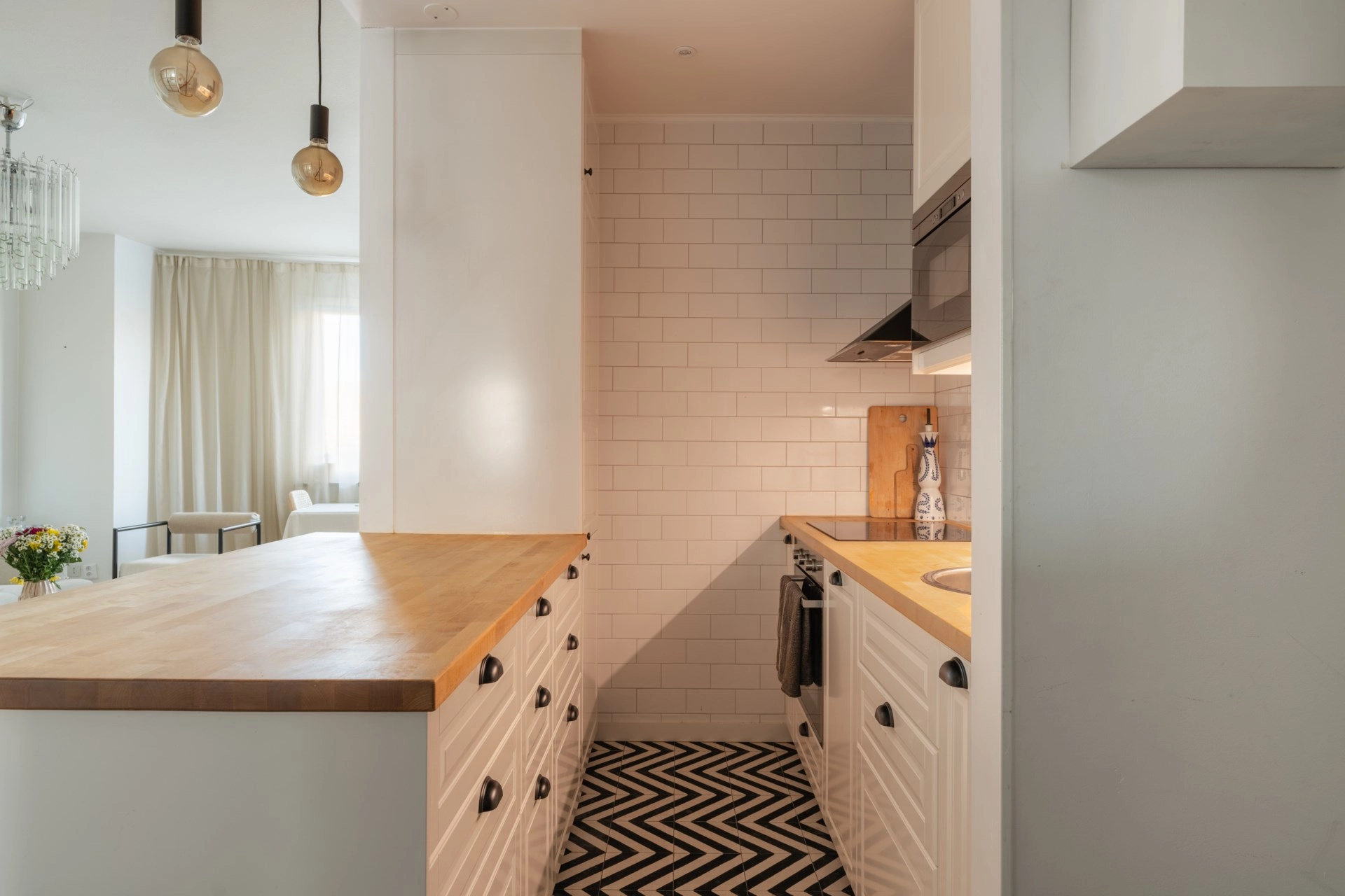 Ljus och fräsch funkisbostad med attraktivt läge och balkong!