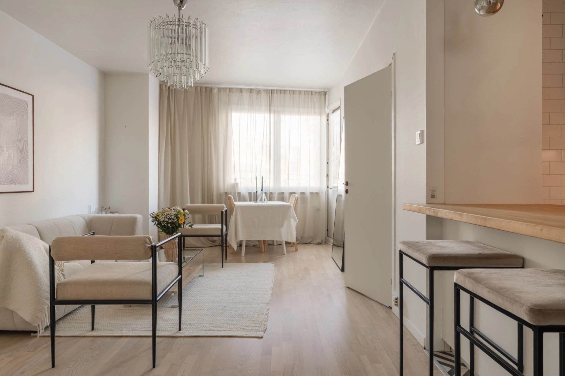 Ljus och fräsch funkisbostad med attraktivt läge och balkong!