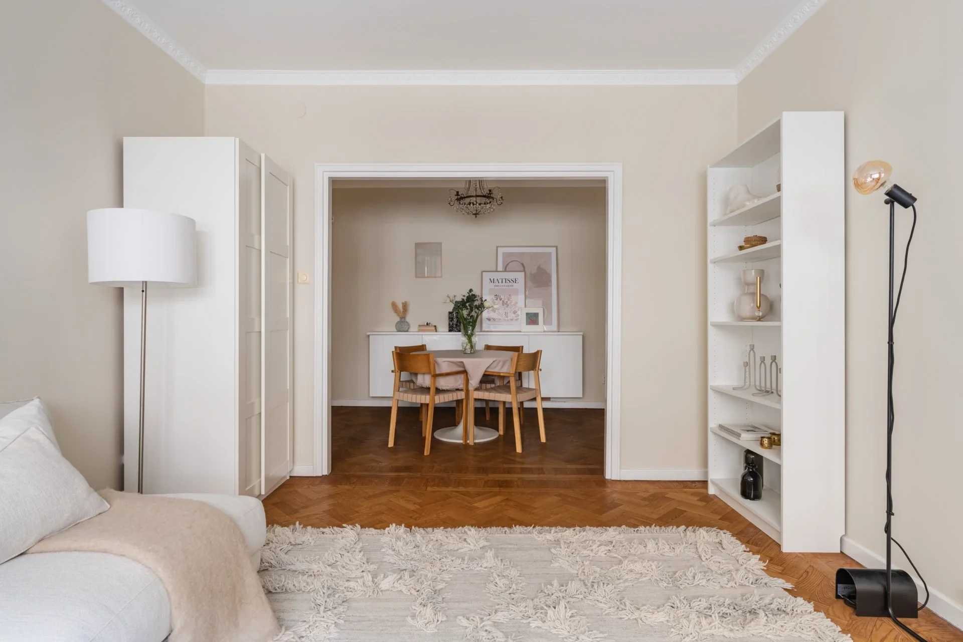 Välplanerad tvåa med balkong i soligt läge mitt på Östermalm!