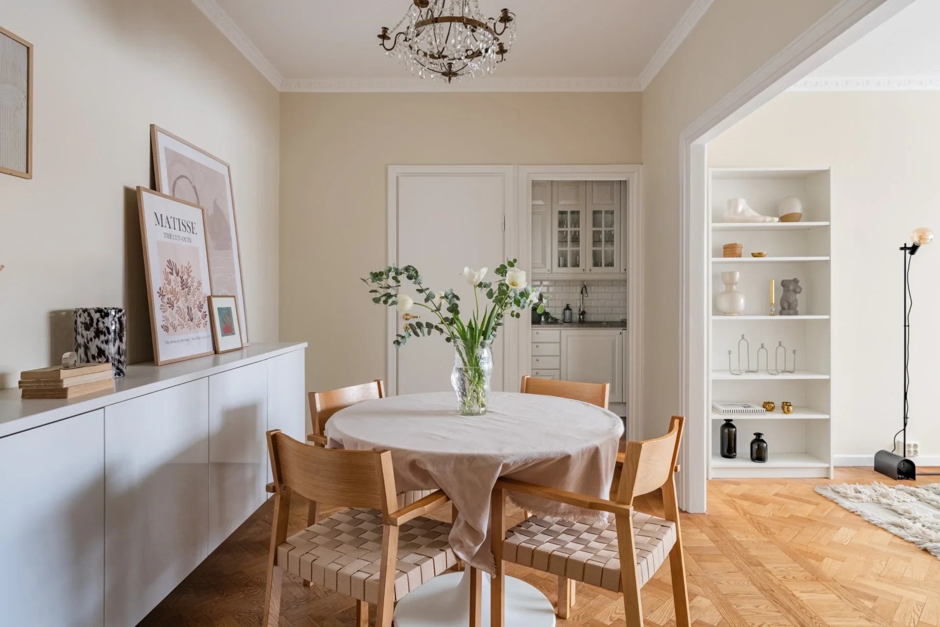 Välplanerad tvåa med balkong i soligt läge mitt på Östermalm!