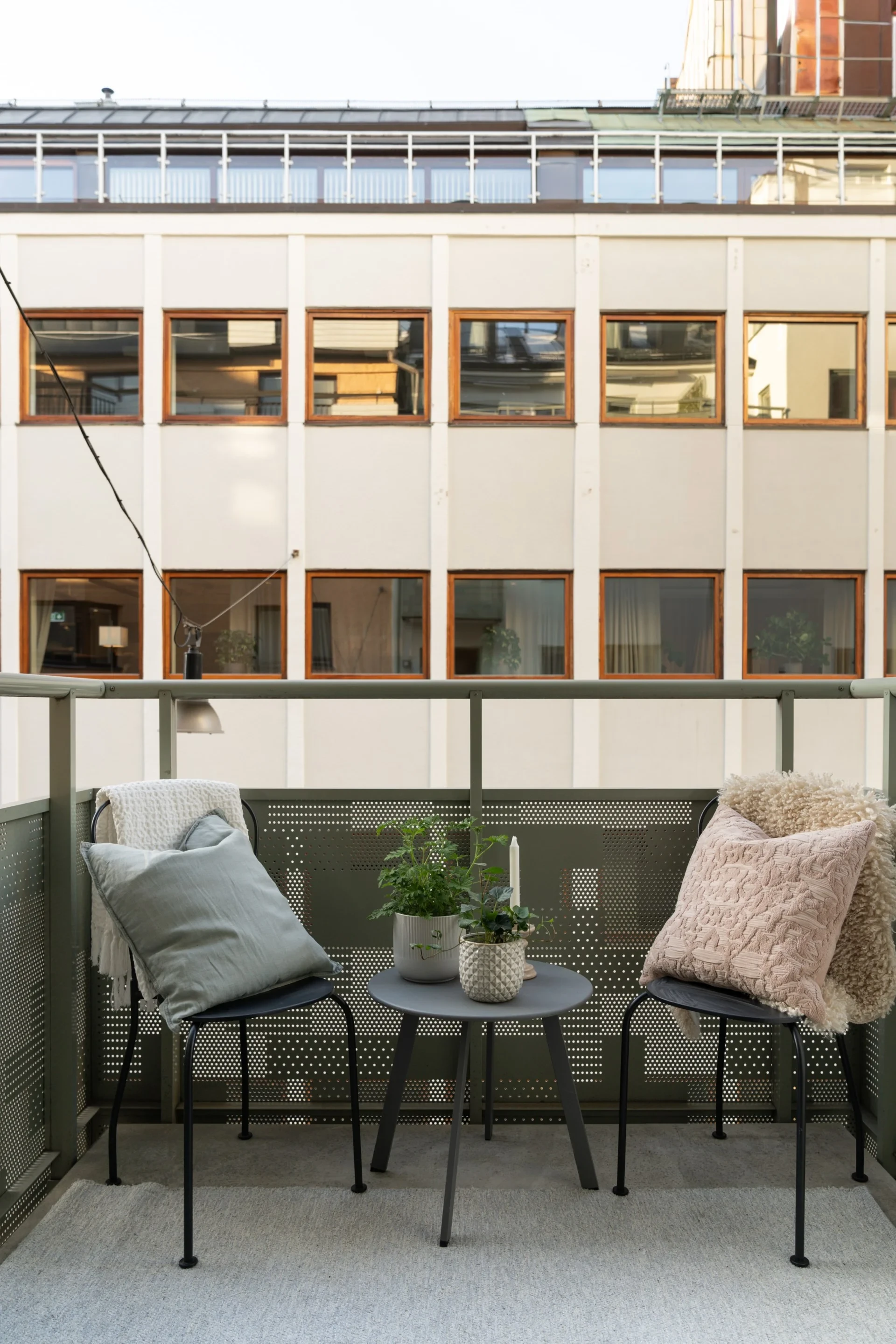 Välplanerad tvåa med balkong i soligt läge mitt på Östermalm!