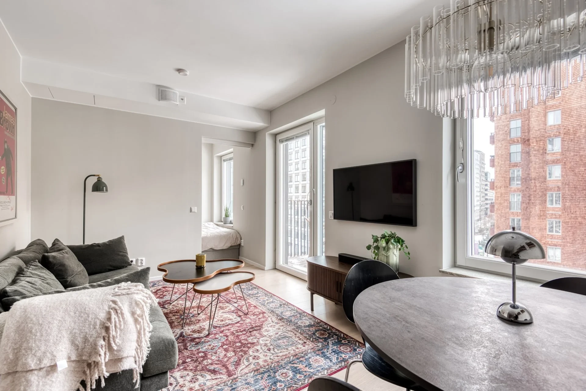 Exklusiv och ytterst välplanerad tvåa med högt läge och balkong!