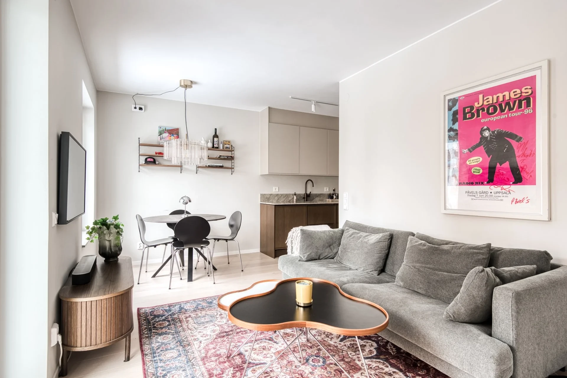 Exklusiv och ytterst välplanerad tvåa med högt läge och balkong!