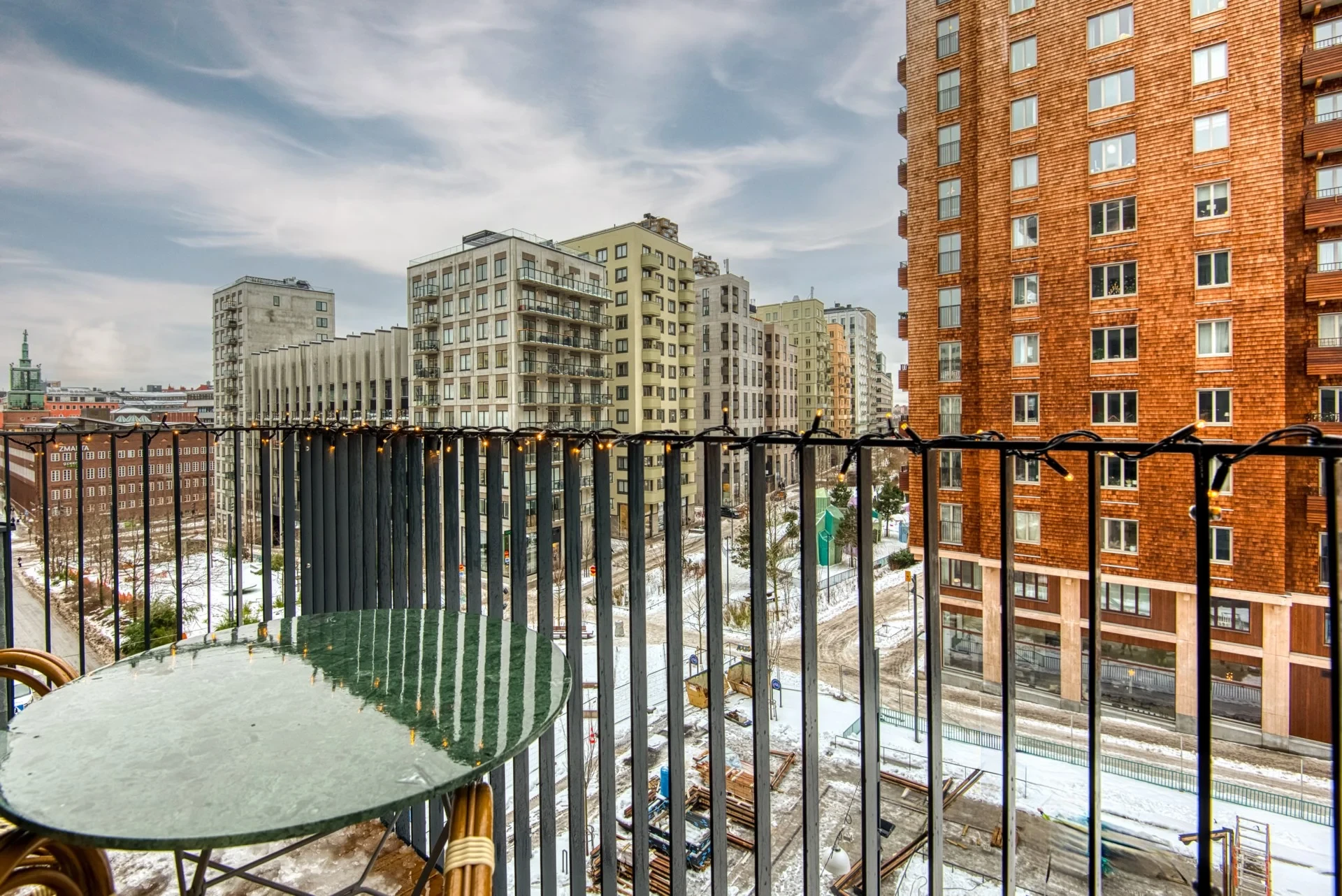 Exklusiv och ytterst välplanerad tvåa med högt läge och balkong!