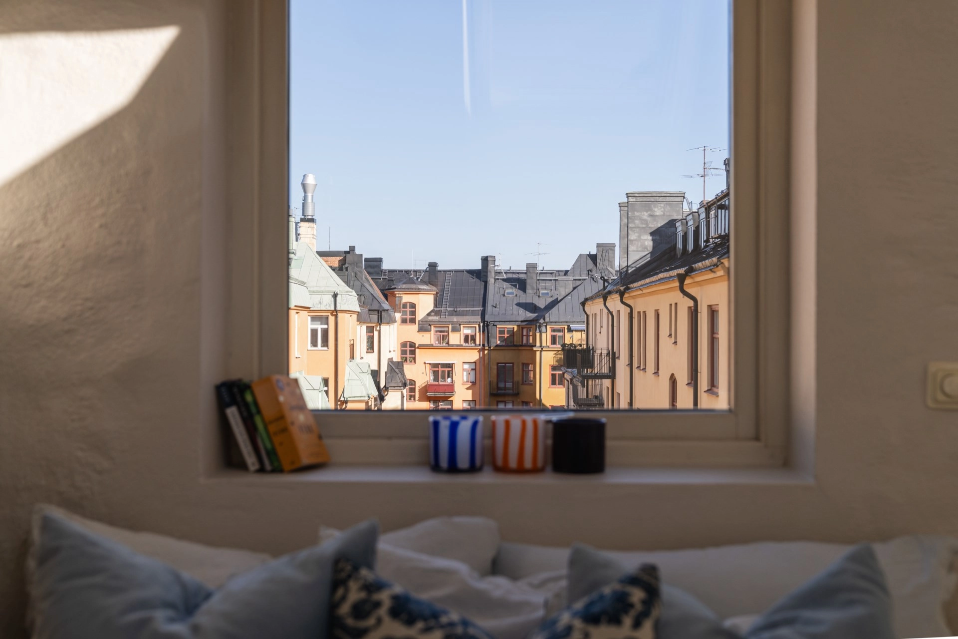 Magisk etagevåning med fungerande kakelugn och terrass i rakt söderläge!