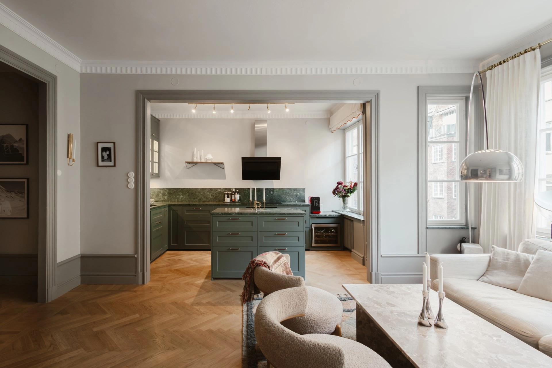 Stilfullt renoverad med vy mot Nybroviken – garage i föreningen!