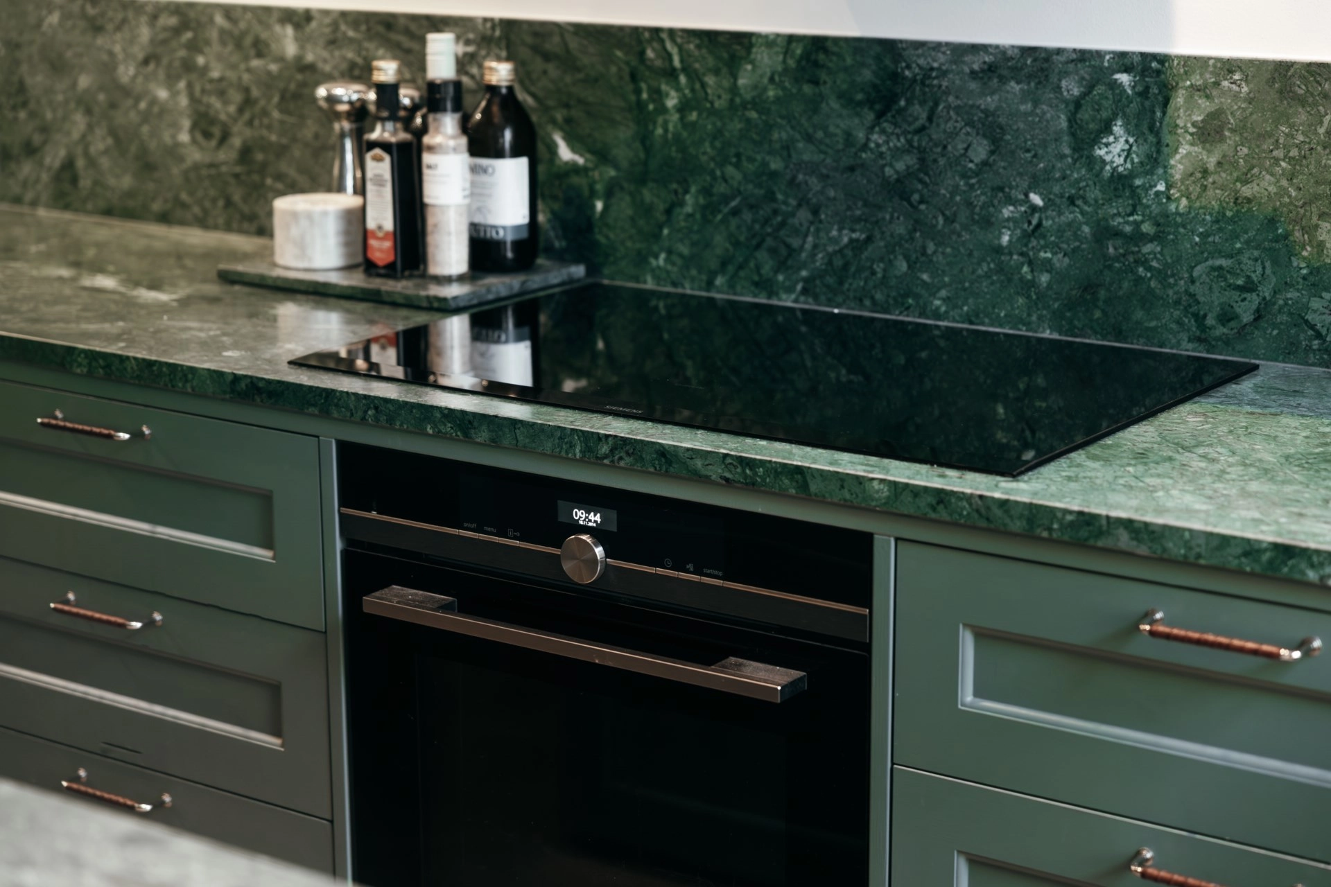 Stilfullt renoverad med vy mot Nybroviken – garage i föreningen!