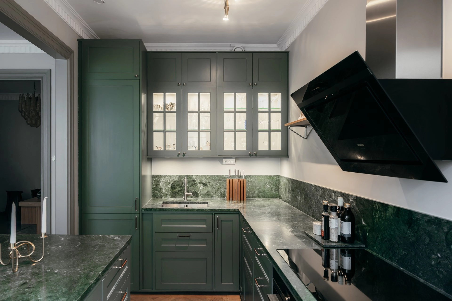 Stilfullt renoverad med vy mot Nybroviken – garage i föreningen!