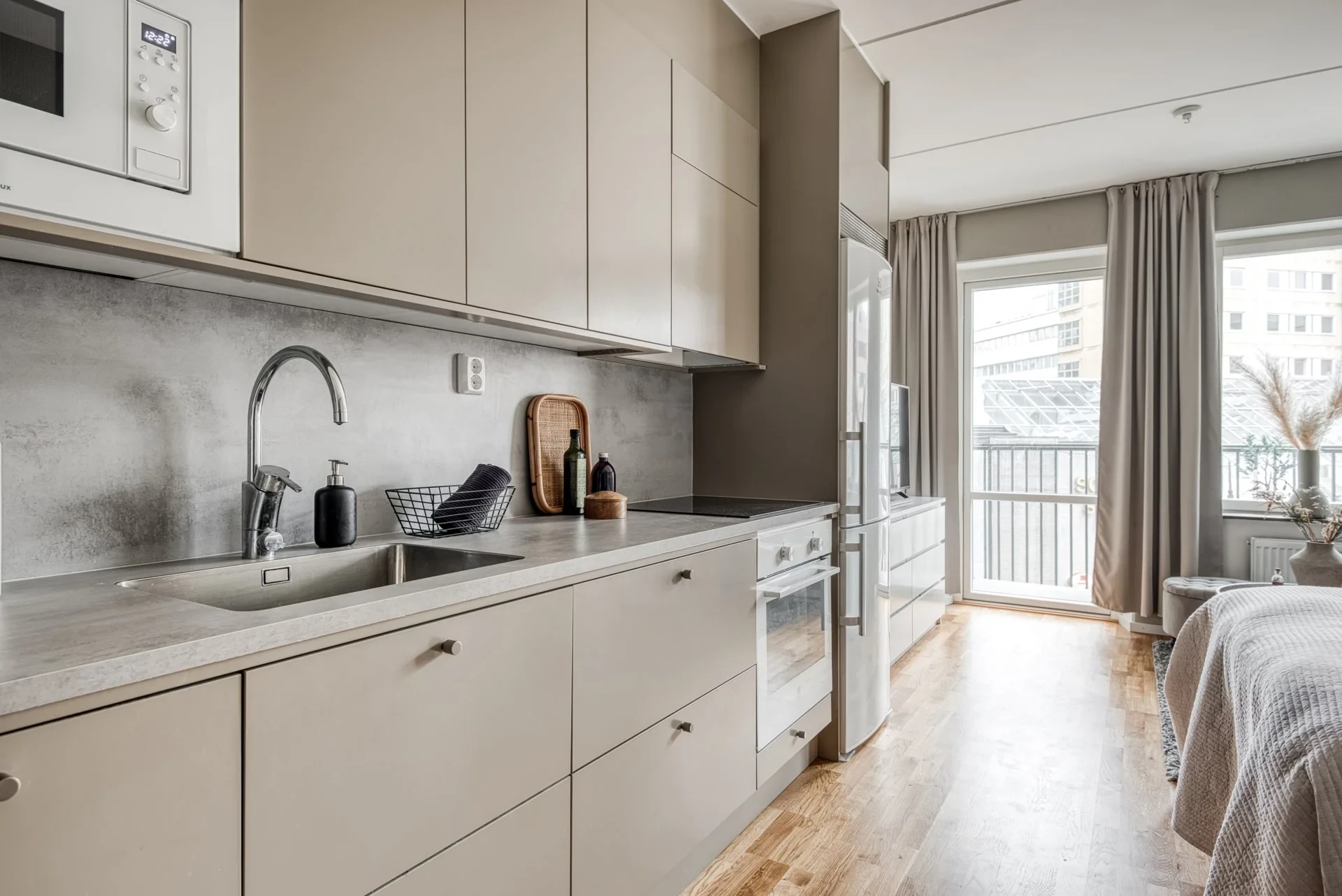 Perfekt etta med stor balkong på bästa läge i Solna!