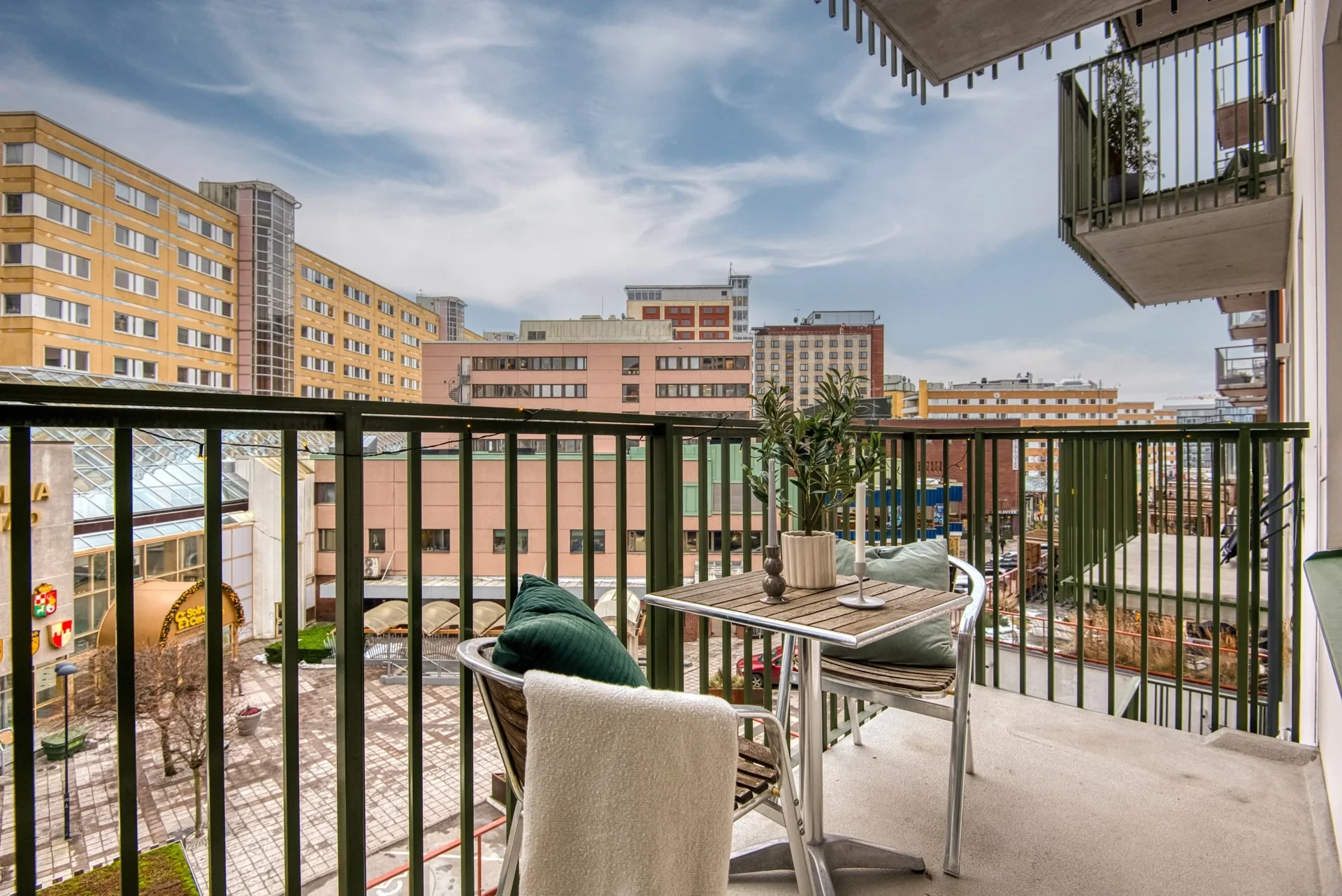 Perfekt etta med stor balkong på bästa läge i Solna!