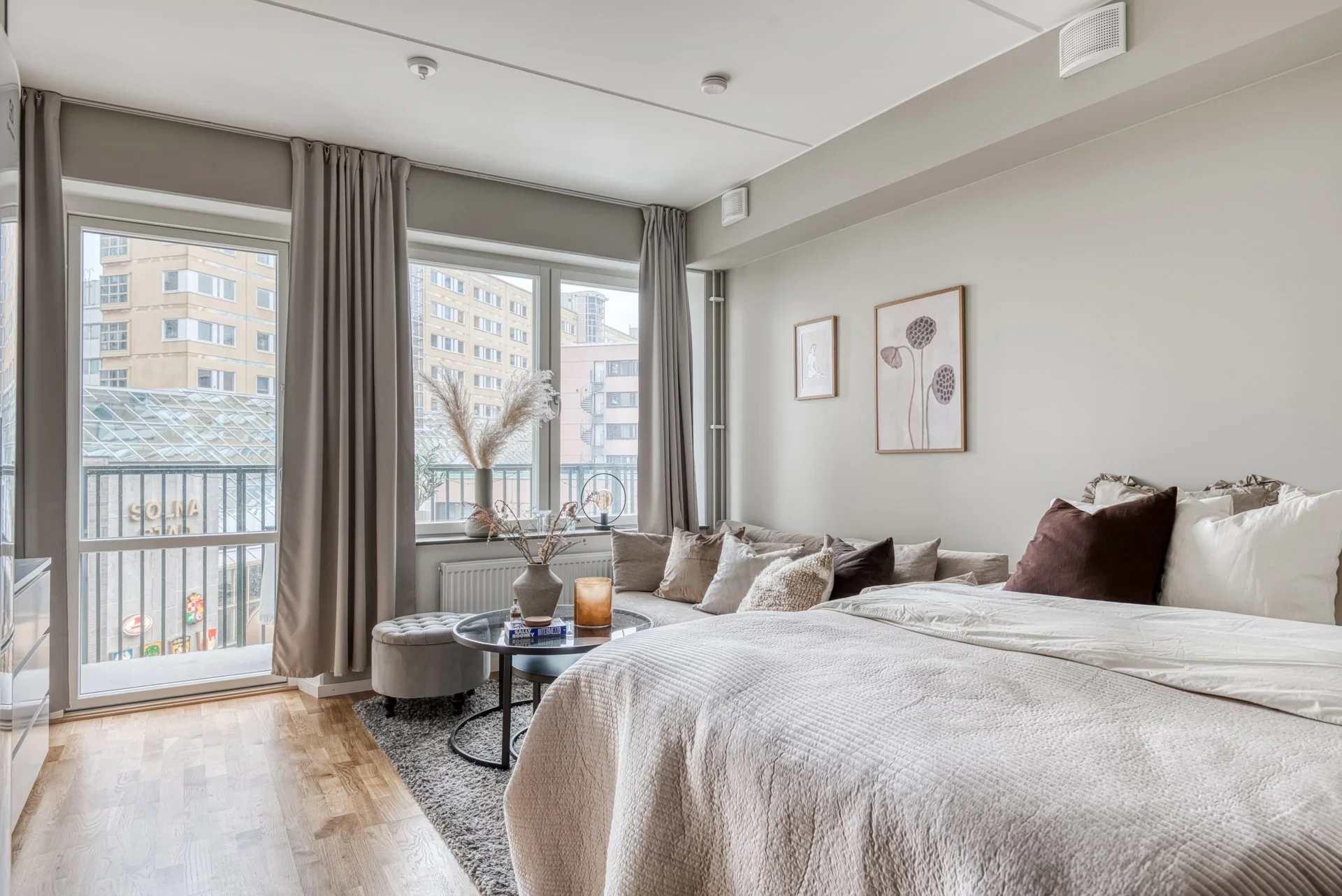 Perfekt etta med stor balkong på bästa läge i Solna!