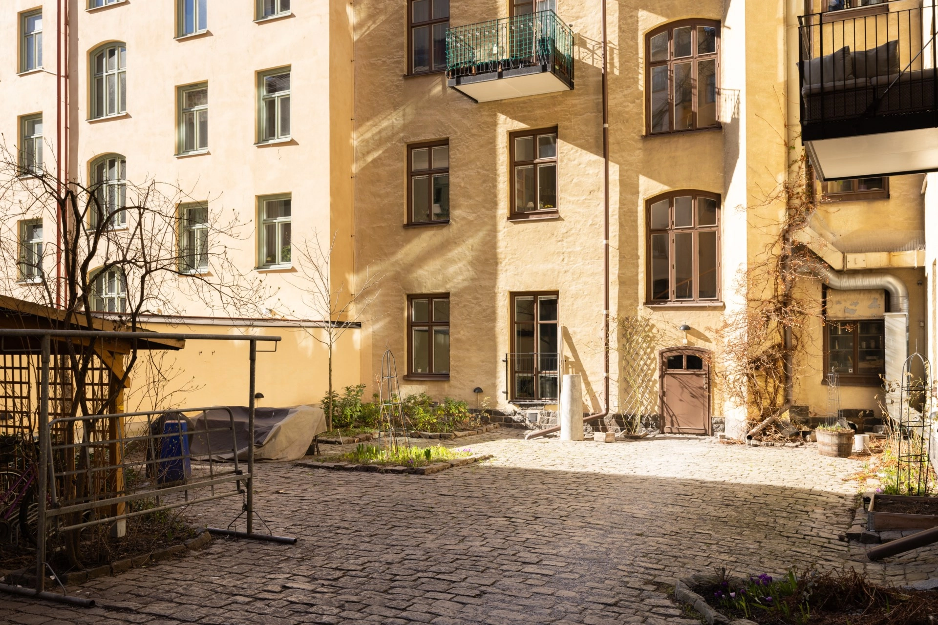 Sekelskiftesdröm med solig balkong på attraktiva Döbelnsgatan 79!