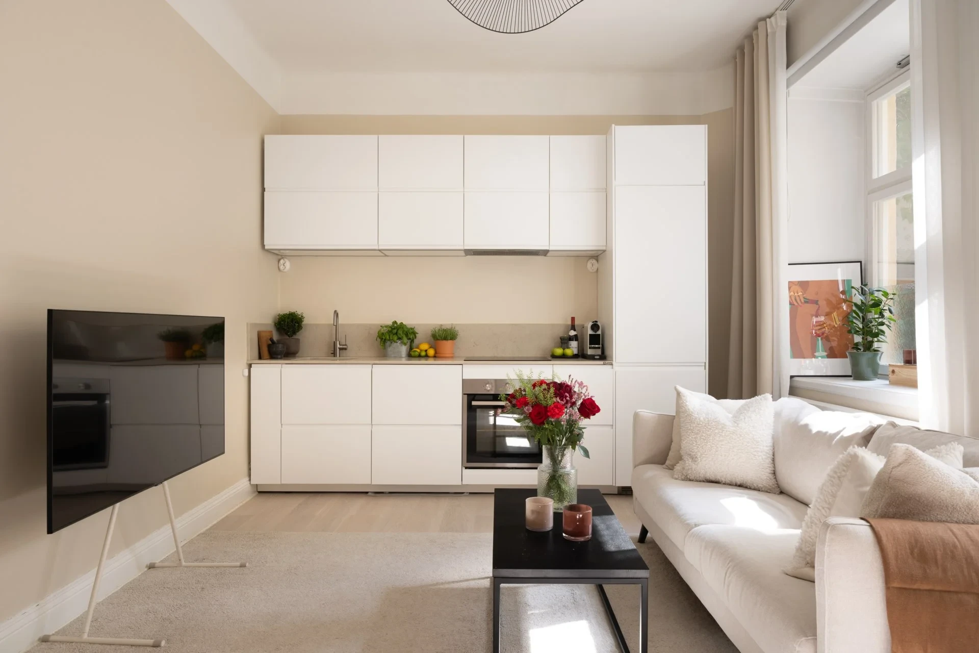 Unik och tyst gårdspärla i Vasastan, tvåa med 3 m takhöjd & ljus i tre väderstreck!