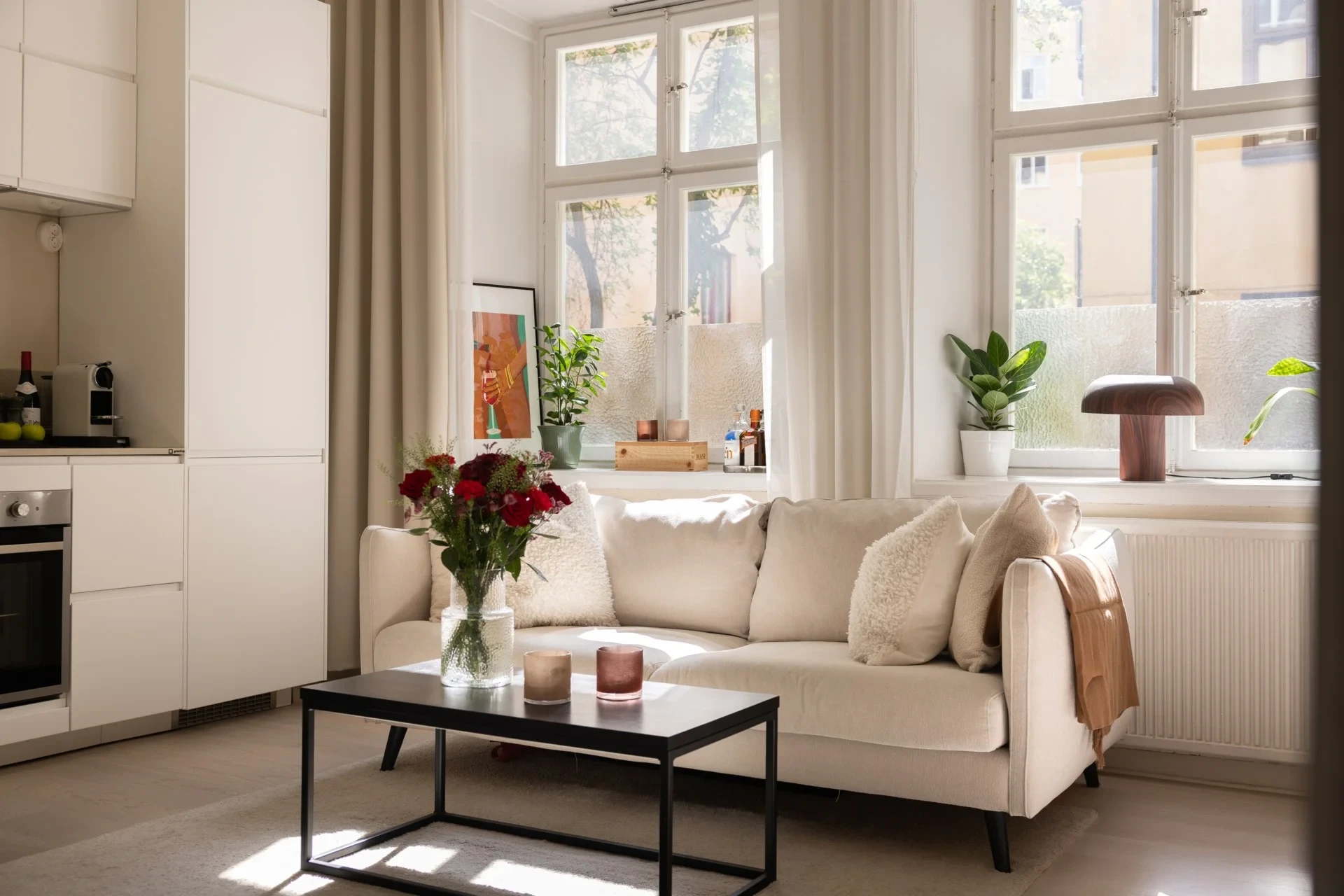 Unik och tyst gårdspärla i Vasastan, tvåa med 3 m takhöjd & ljus i tre väderstreck!