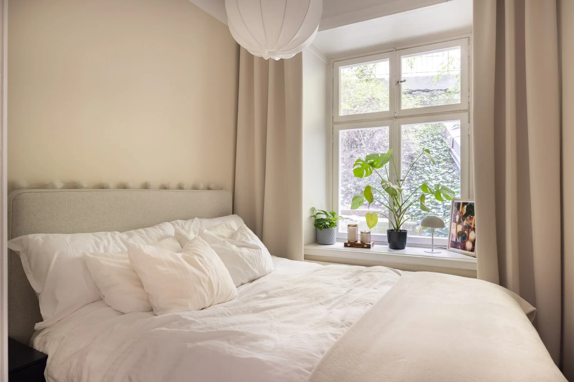 Unik och tyst gårdspärla i Vasastan, tvåa med 3 m takhöjd & ljus i tre väderstreck!