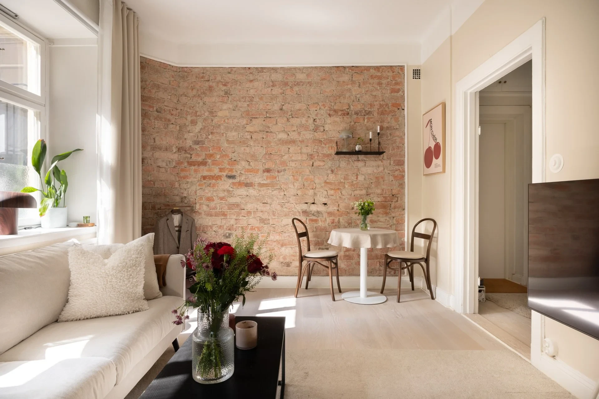 Unik och tyst gårdspärla i Vasastan, tvåa med 3 m takhöjd & ljus i tre väderstreck!