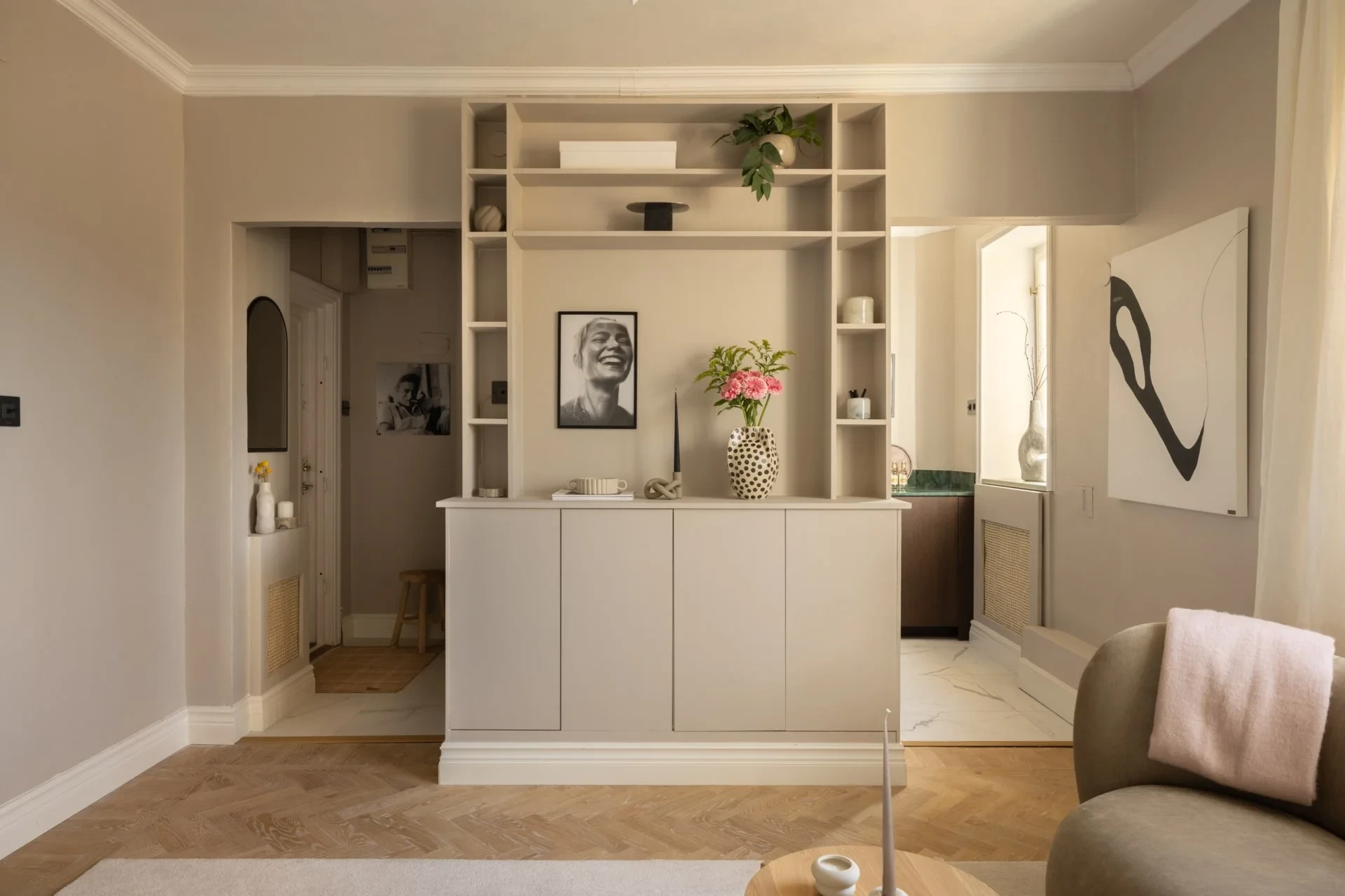 Stilfull etta högt upp med fiskbensparkett & exklusivt kök invid strandvägen!