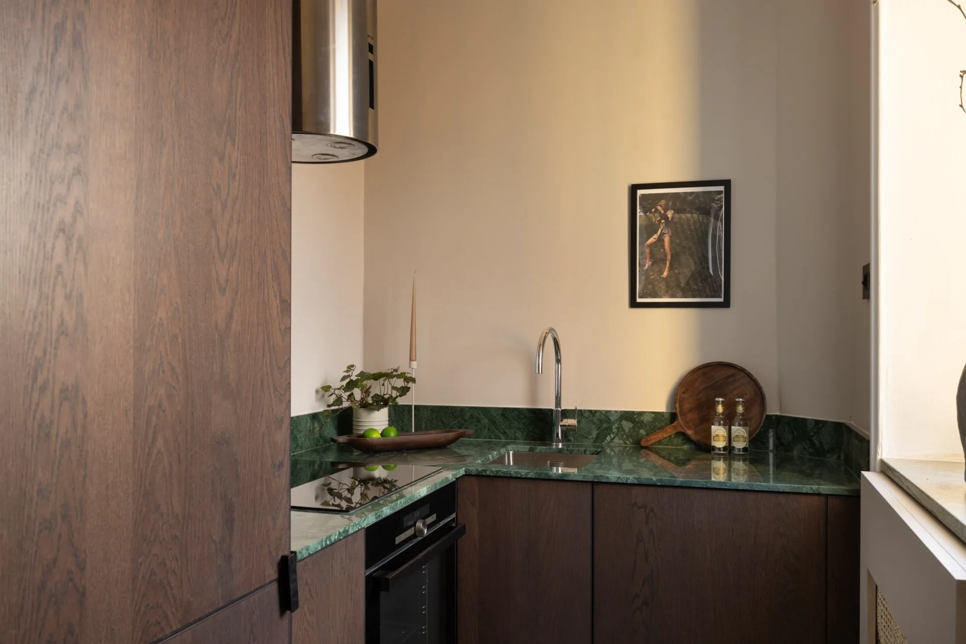 Stilfull etta högt upp med fiskbensparkett & exklusivt kök invid strandvägen!