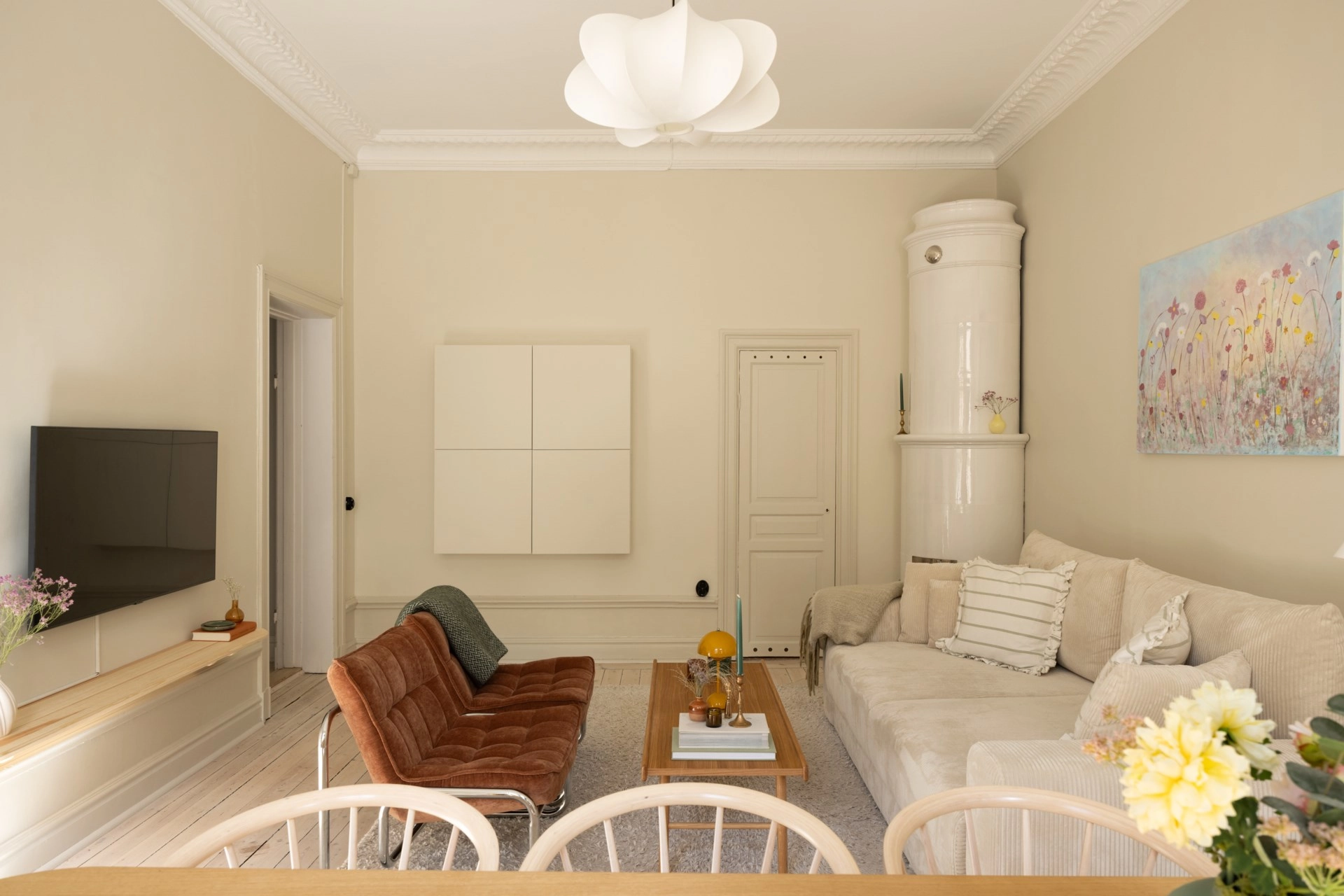 Sekelskiftesdröm med kakelugn, balkong i söder med sol från morgon till kväll!