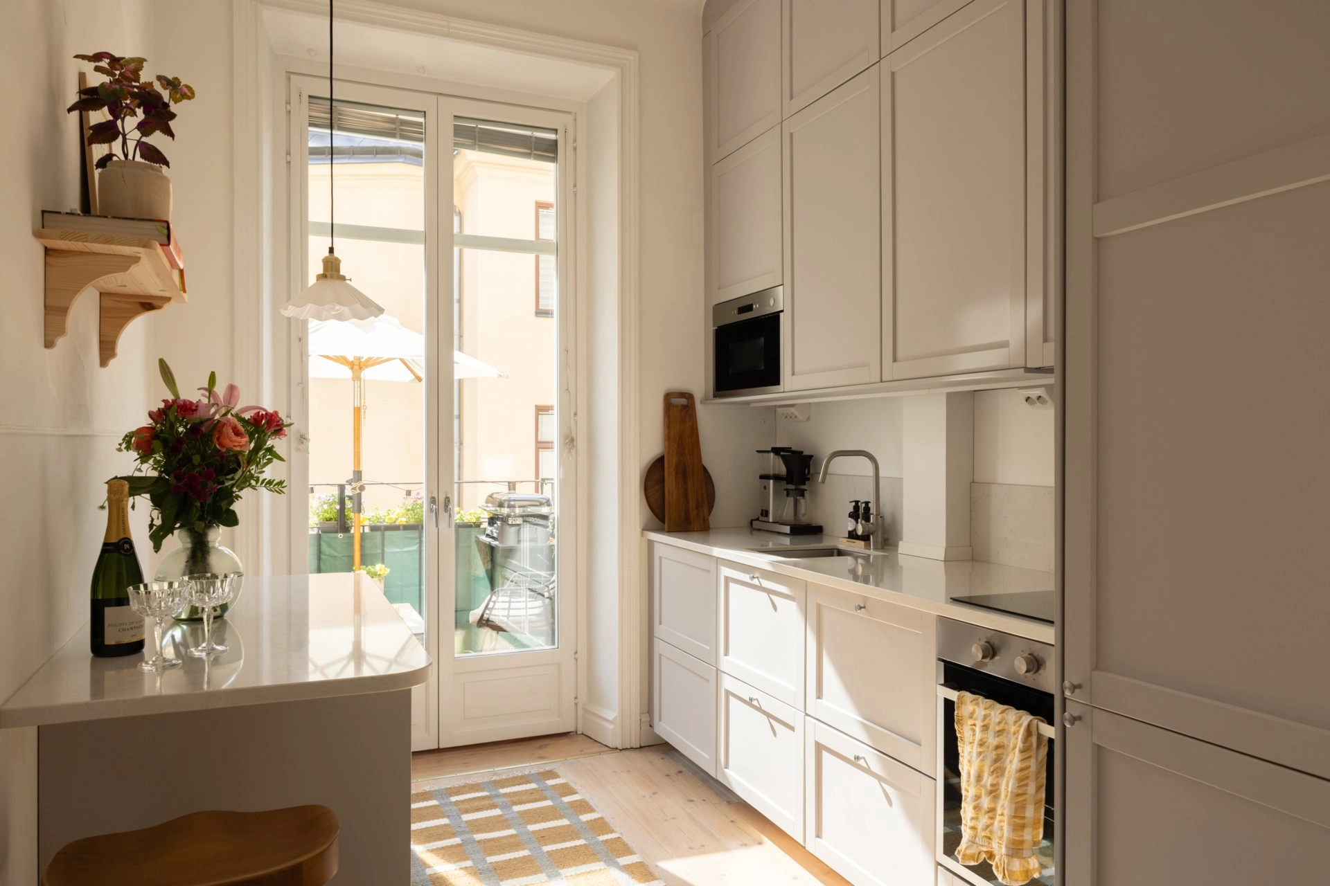 Sekelskiftesdröm med kakelugn, balkong i söder med sol från morgon till kväll!