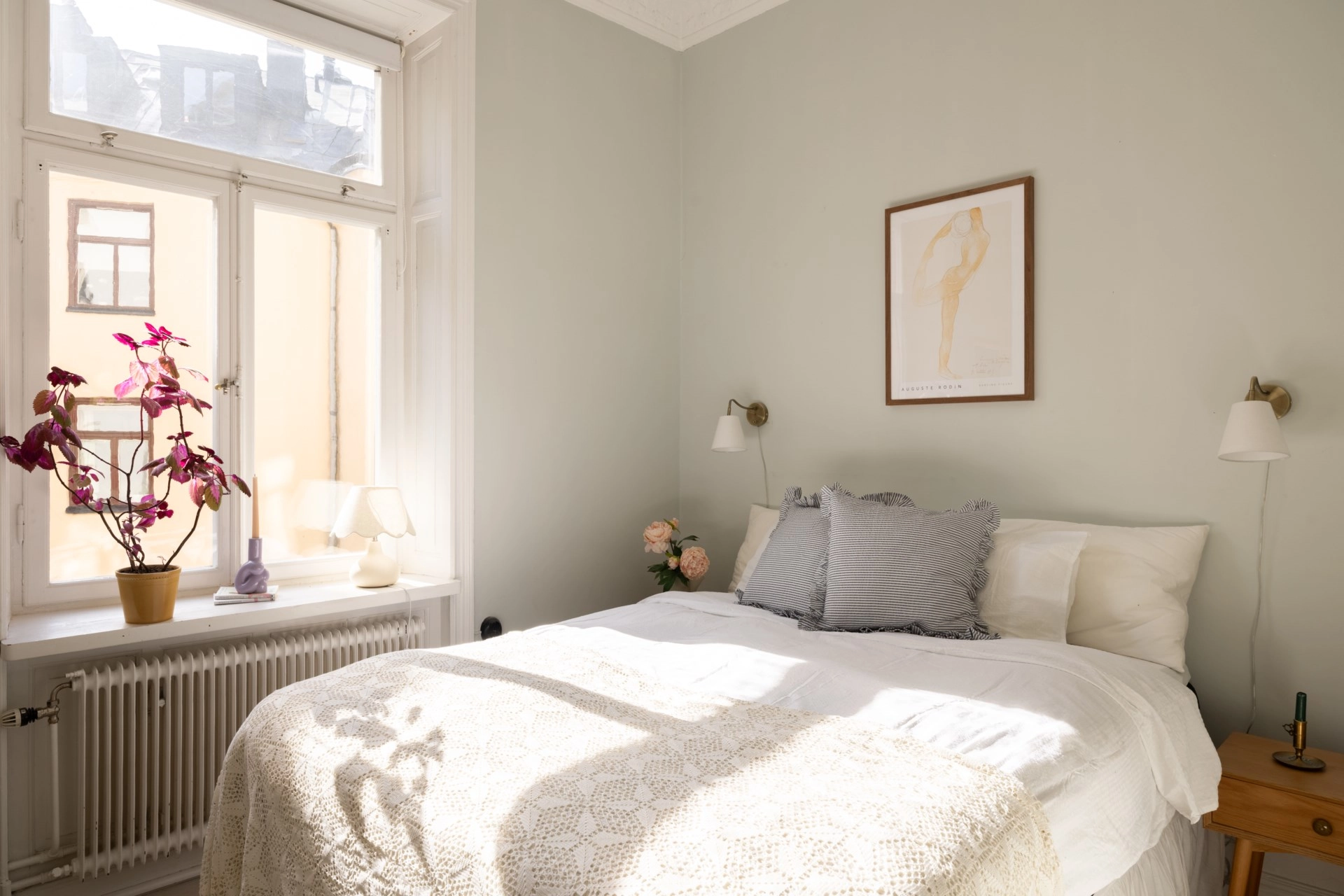 Sekelskiftesdröm med kakelugn, balkong i söder med sol från morgon till kväll!