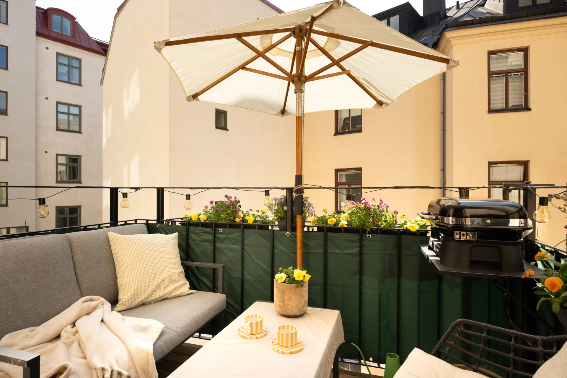 Sekelskiftesdröm med kakelugn, balkong i söder med sol från morgon till kväll!