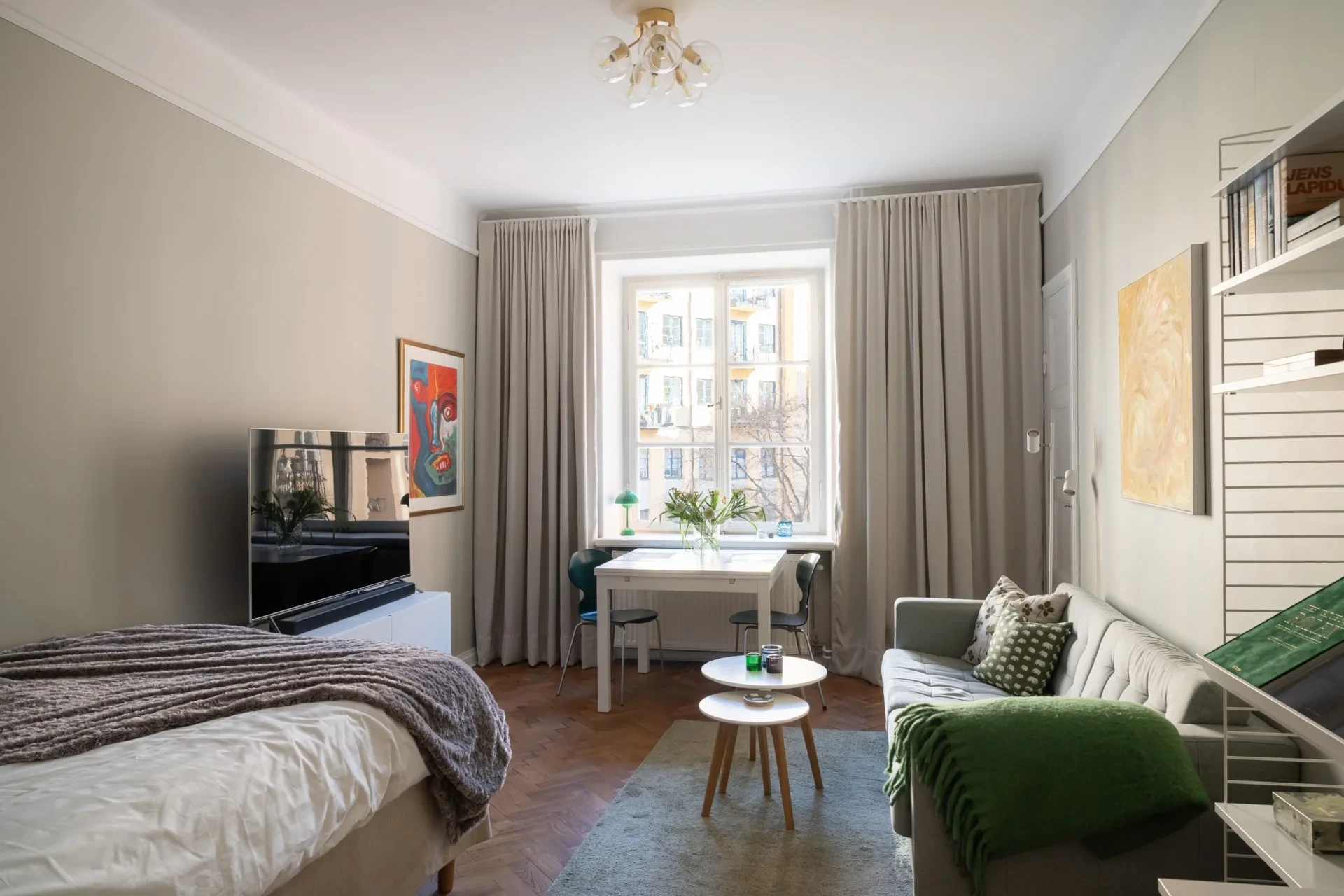 Väldisponerad och stilren bostad på attraktivt våningsplan med fint ljusinsläpp!