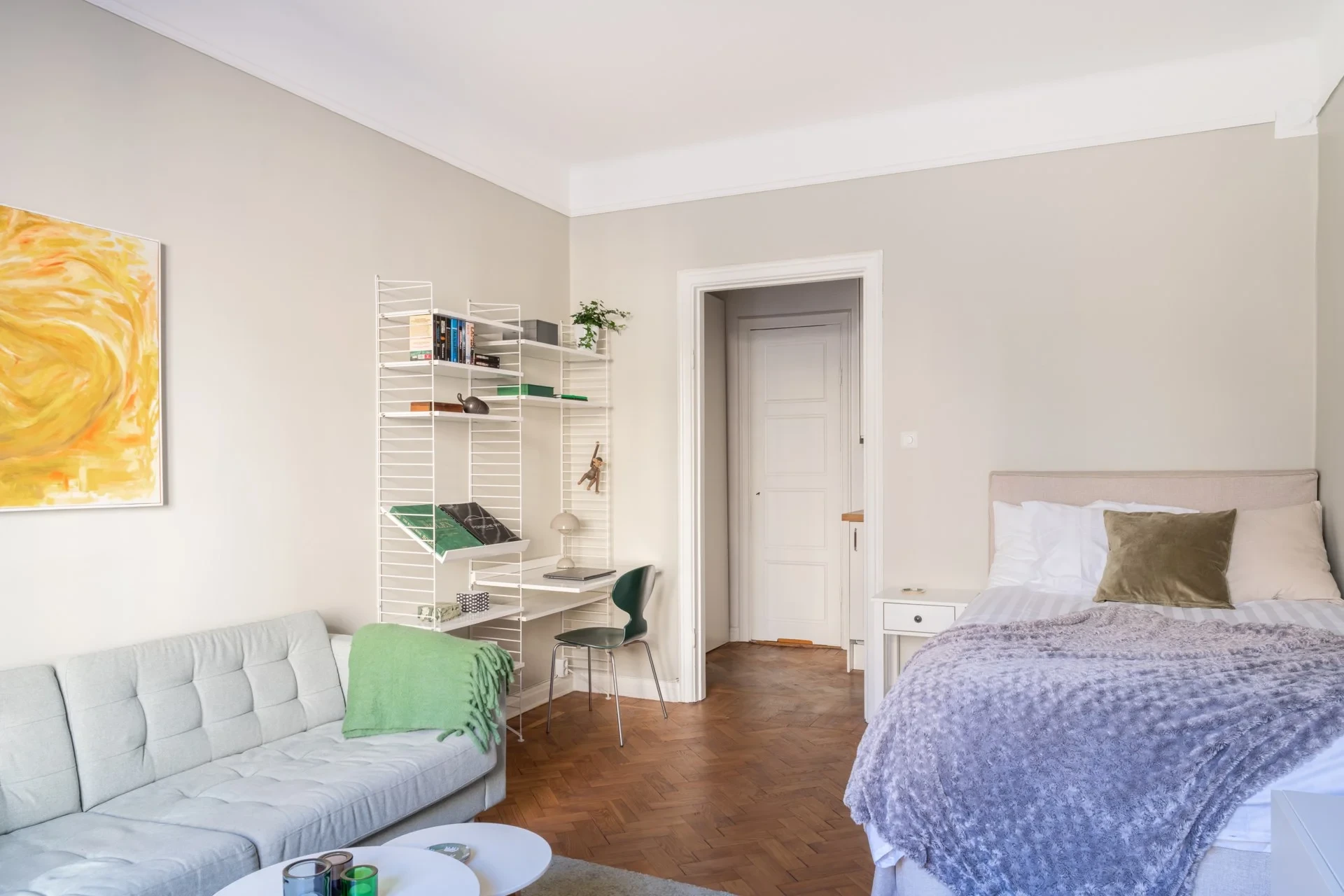 Väldisponerad och stilren bostad på attraktivt våningsplan med fint ljusinsläpp!