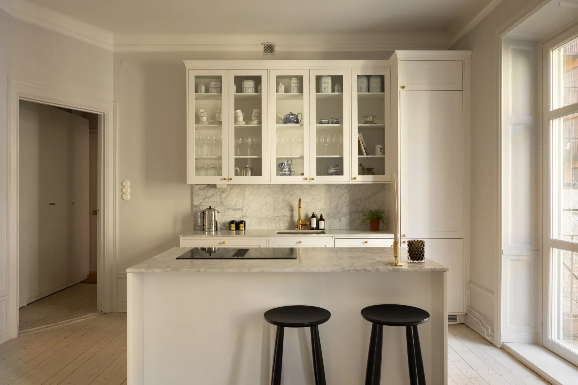 Gårdshus med två fungerande kakelugnar & balkong!