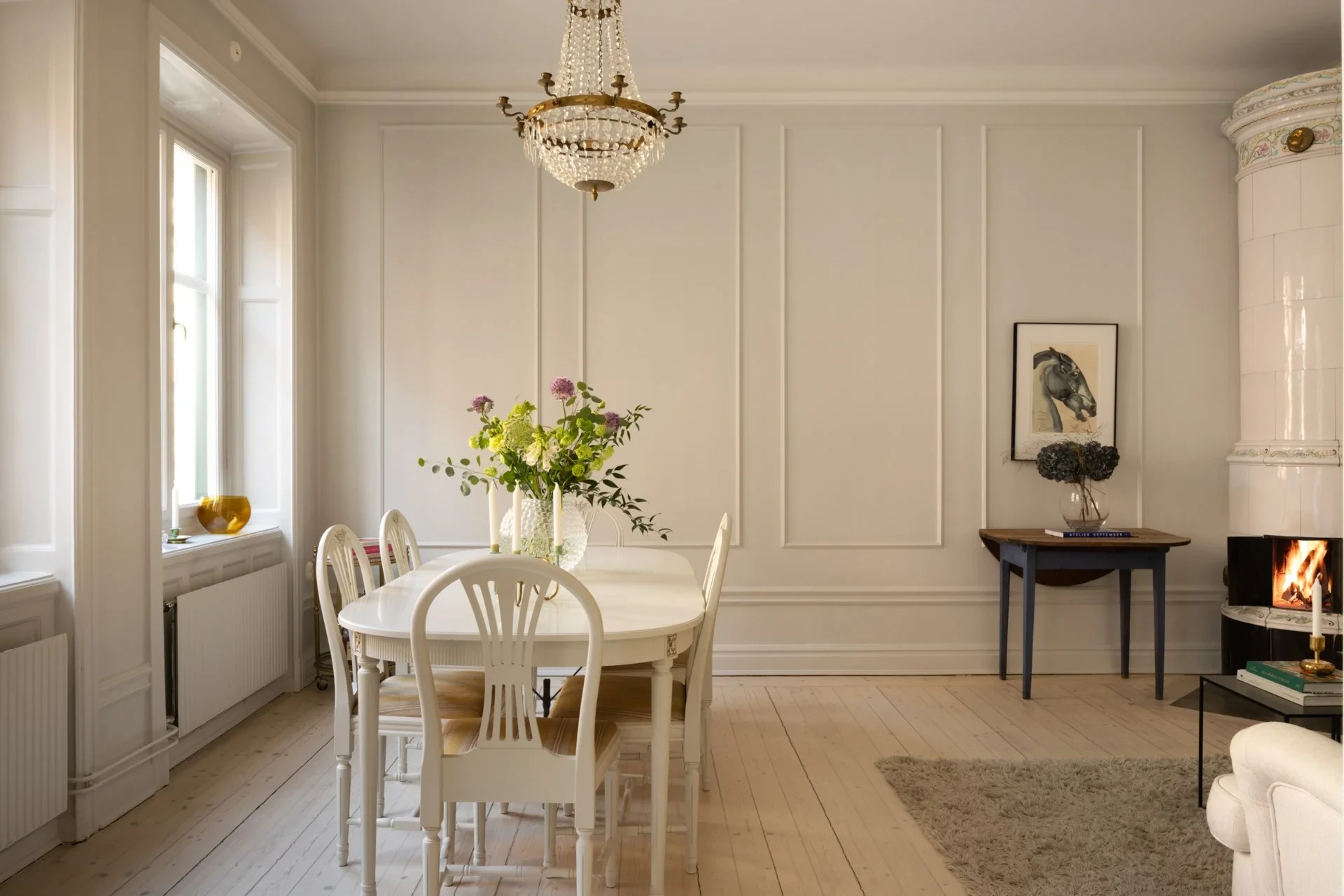 Gårdshus med två fungerande kakelugnar & balkong!