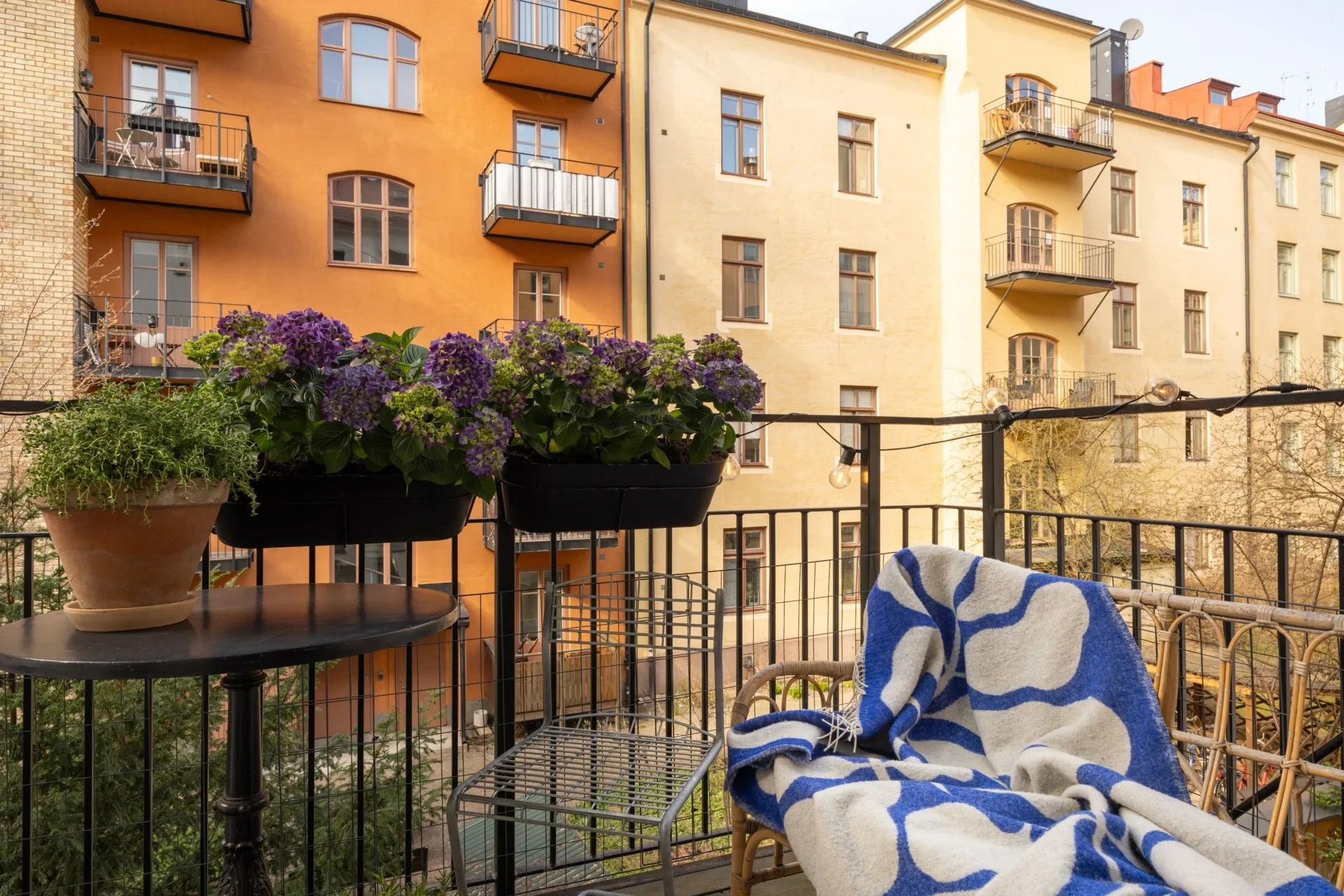 Gårdshus med två fungerande kakelugnar & balkong!