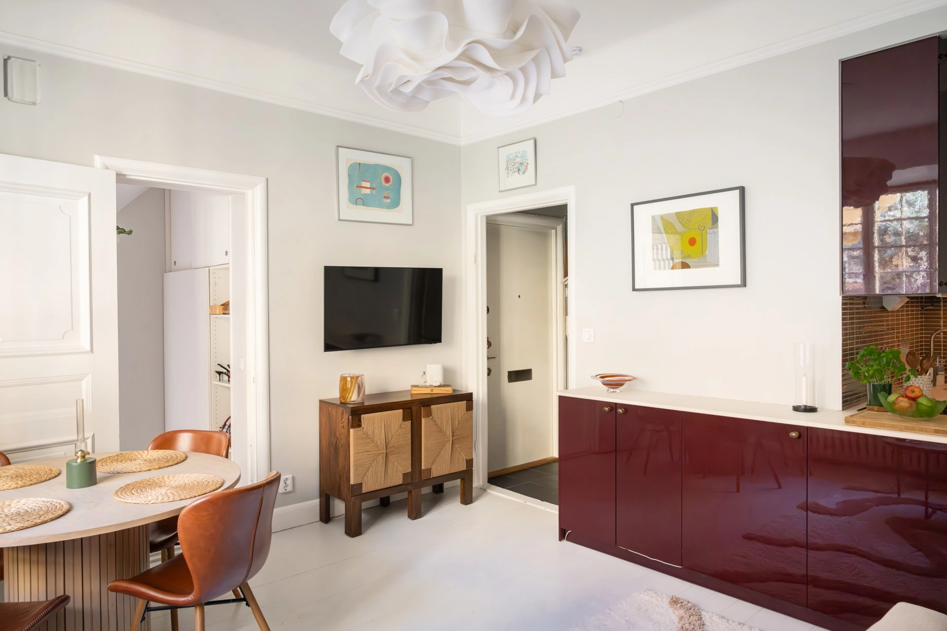 Drömtvåa mot lummig innergård – sekelskiftescharm på Birger Jarlsgatan