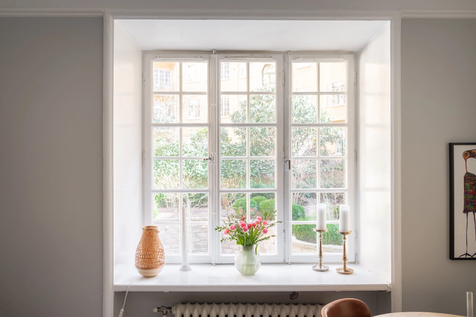 Drömtvåa mot lummig innergård – sekelskiftescharm på Birger Jarlsgatan