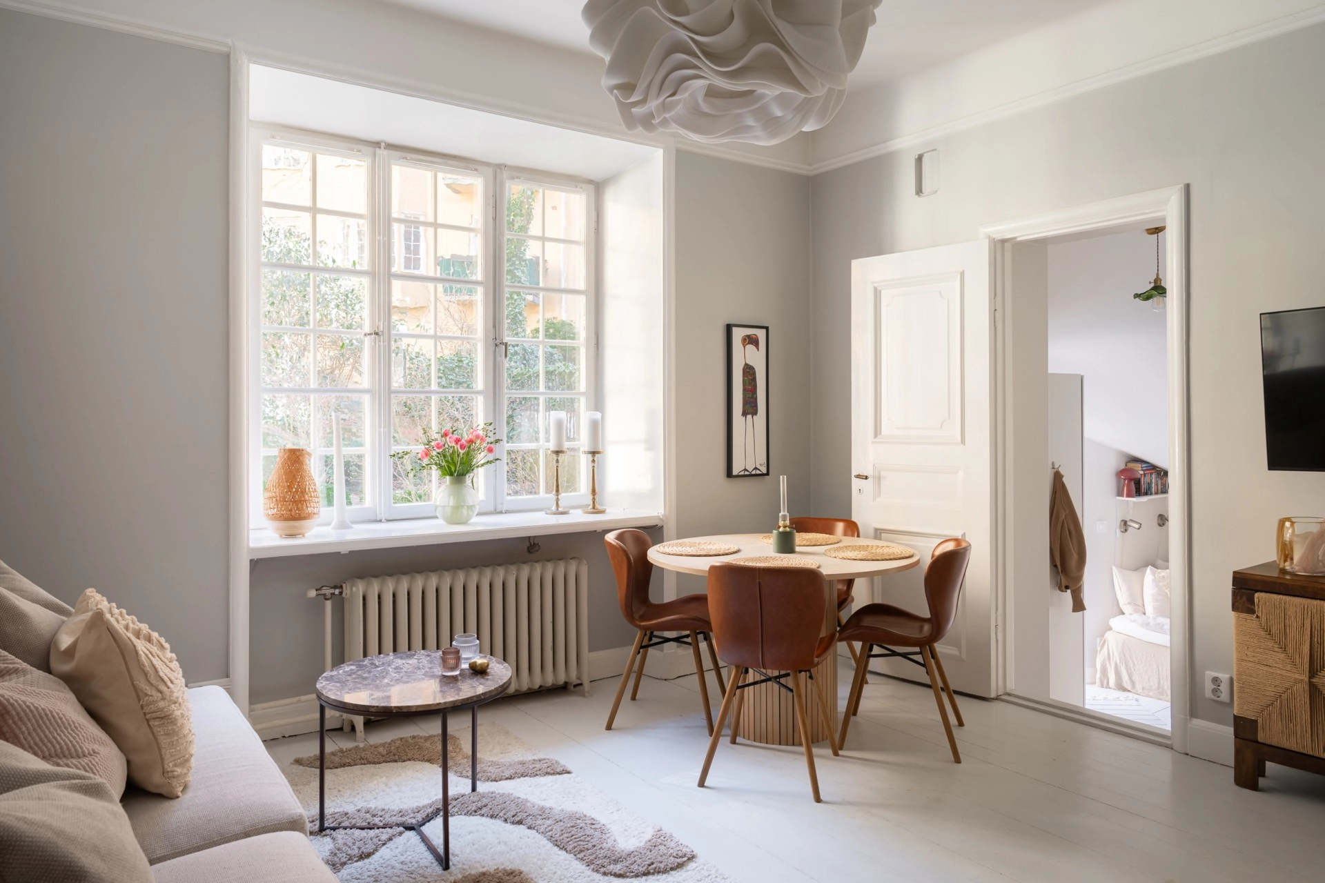 Drömtvåa mot lummig innergård – sekelskiftescharm på Birger Jarlsgatan