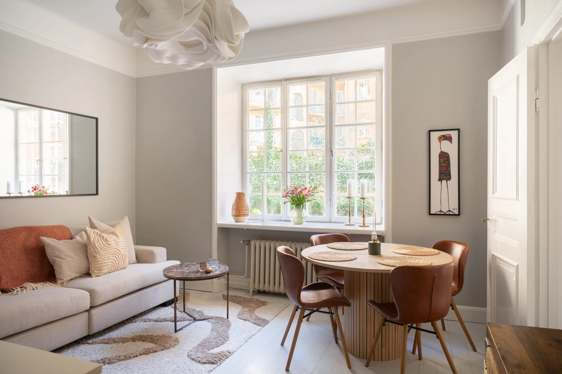 Drömtvåa mot lummig innergård – sekelskiftescharm på Birger Jarlsgatan