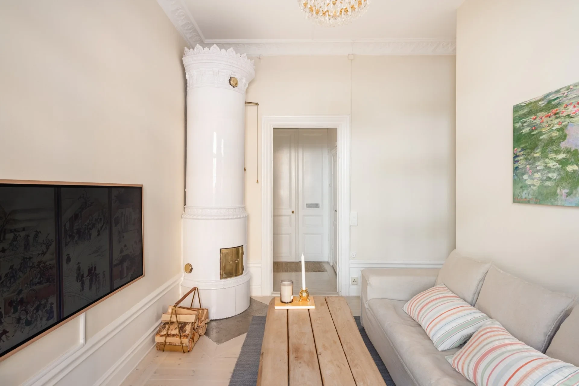 Sekelskiftesbostad i fint skick med fungerande kakelugn!