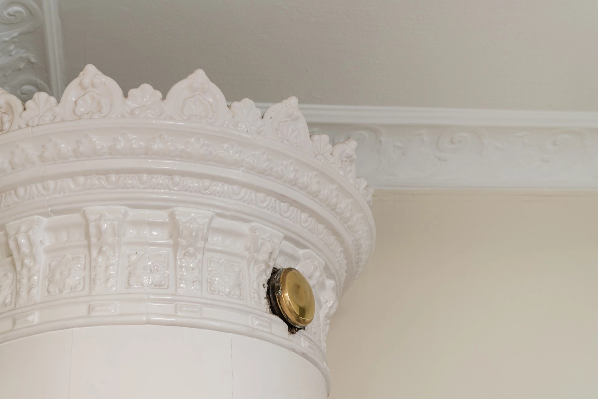 Sekelskiftestvåa i fint skick med fungerande kakelugn!