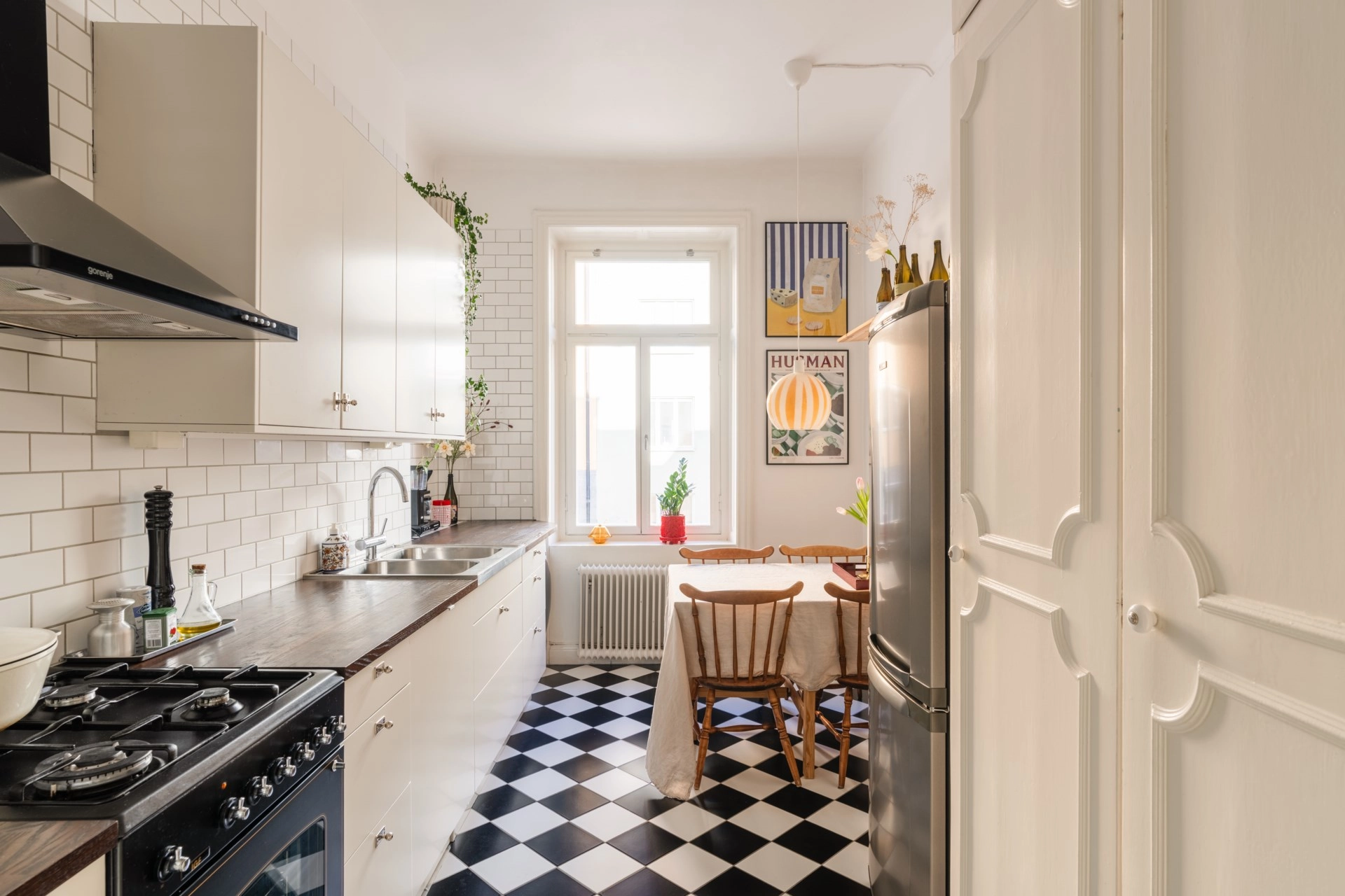 Sekelskiftestvåa i fint skick med fungerande kakelugn!