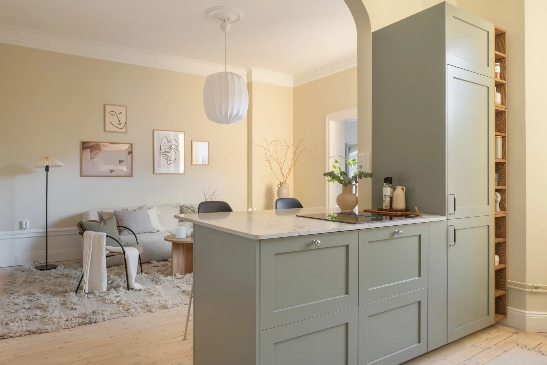 Sekelskiftesmagi med solig balkong i östläge mot park, ljus tvåa med fungerande kakelugn!