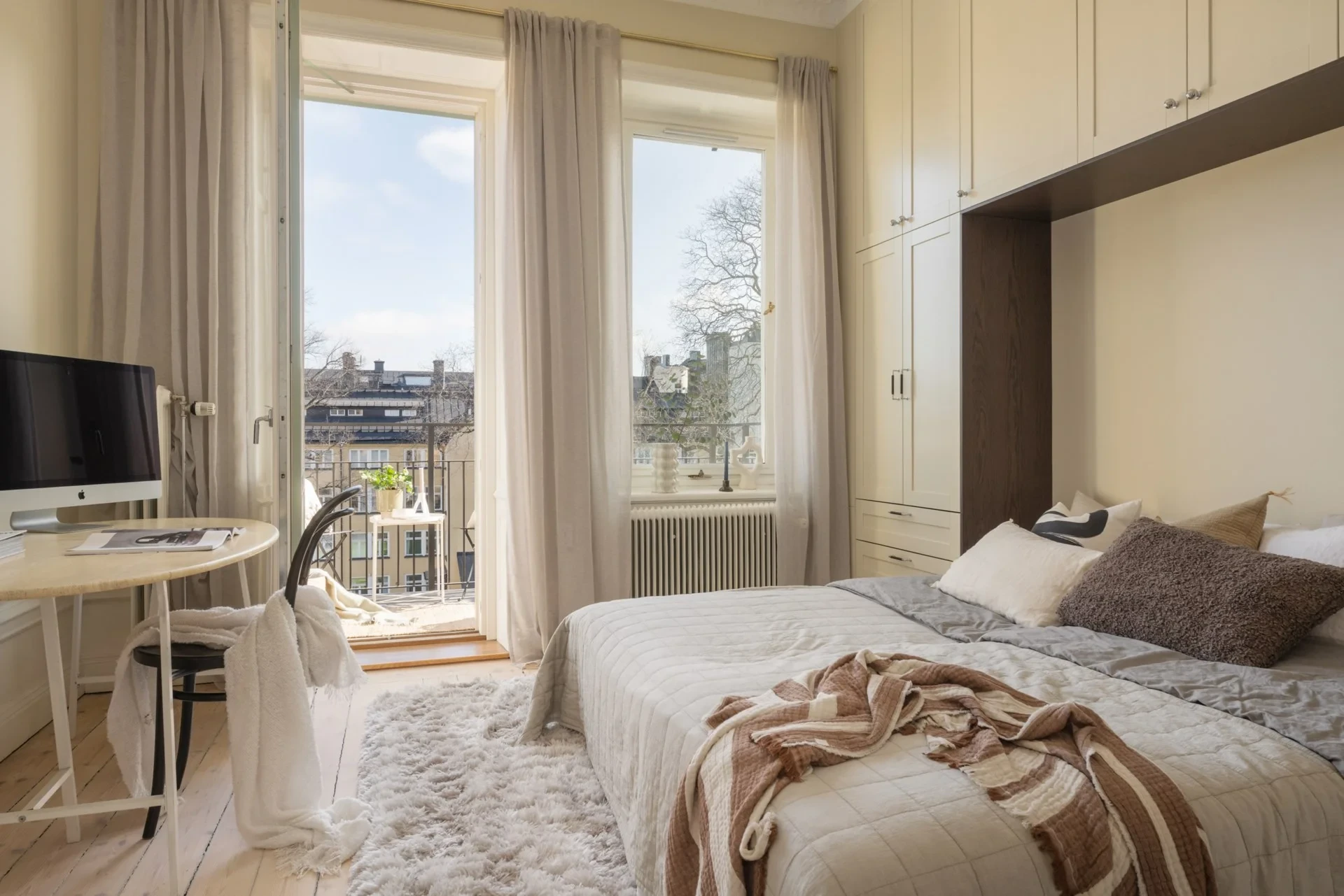 Sekelskiftesmagi med solig balkong i östläge mot park, ljus tvåa med fungerande kakelugn!