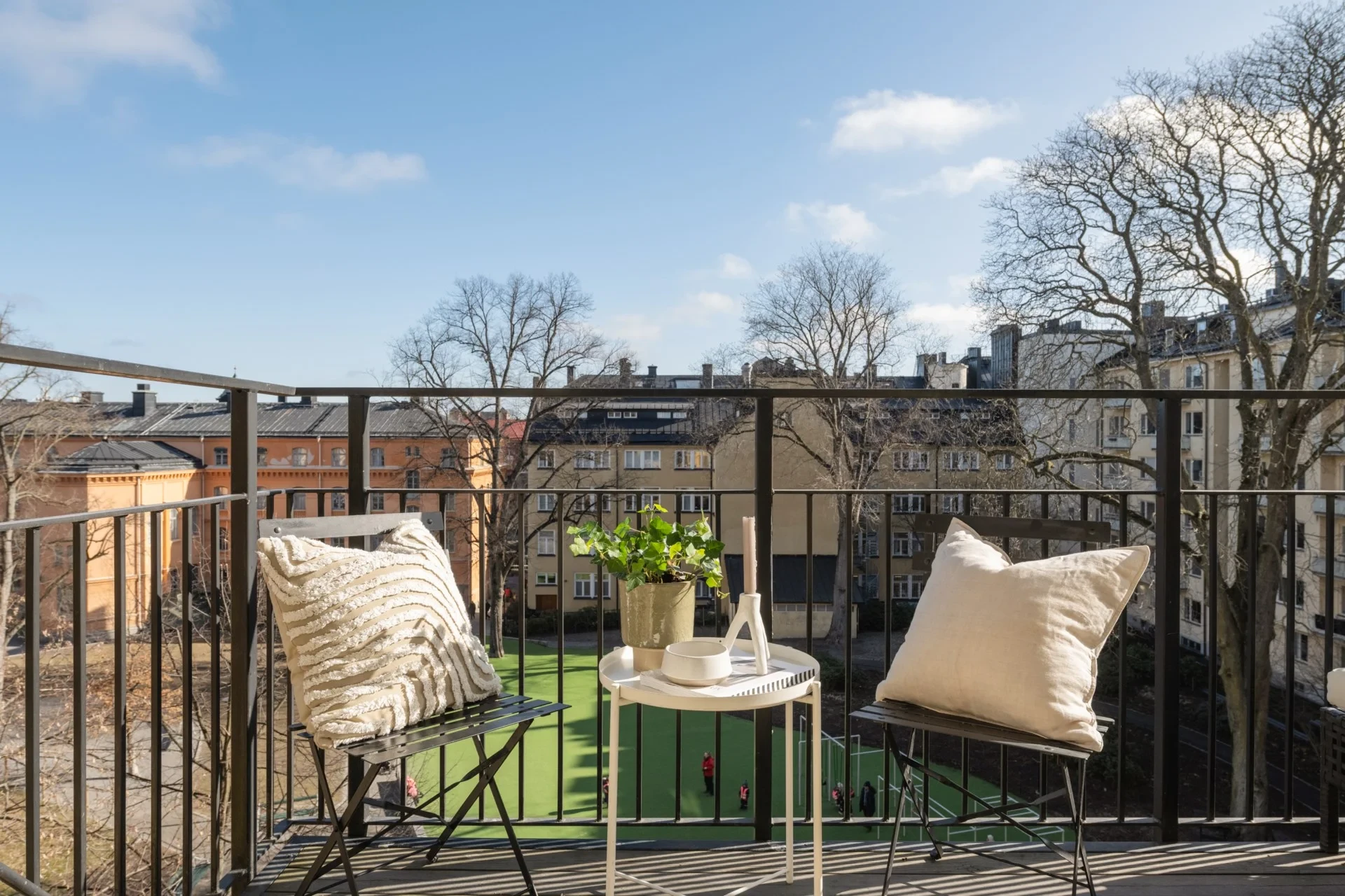 Sekelskiftesmagi med solig balkong i östläge mot park, ljus tvåa med fungerande kakelugn!