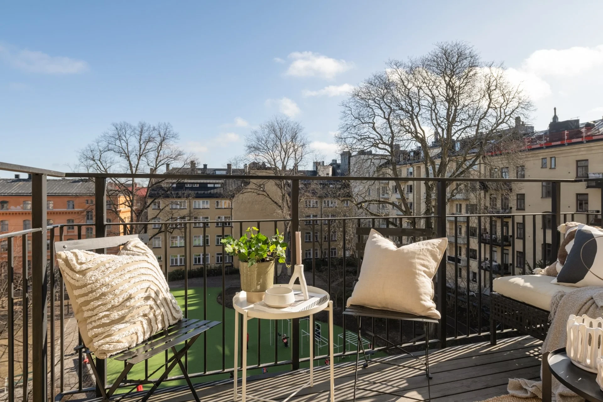 Sekelskiftesmagi med solig balkong i östläge mot park, ljus tvåa med fungerande kakelugn!