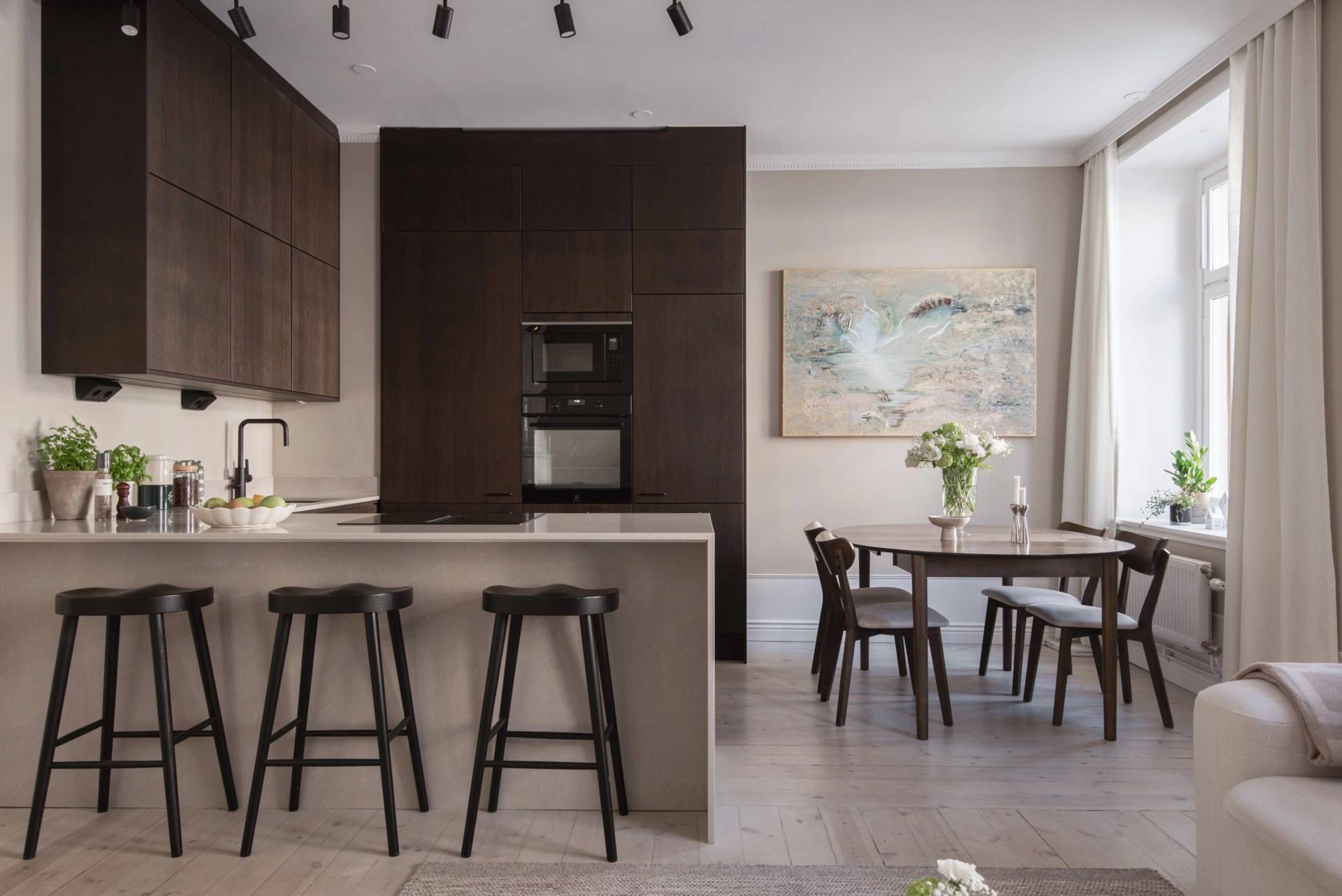 Topprenoverad sekelskiftestrea med kakelugn och balkong!