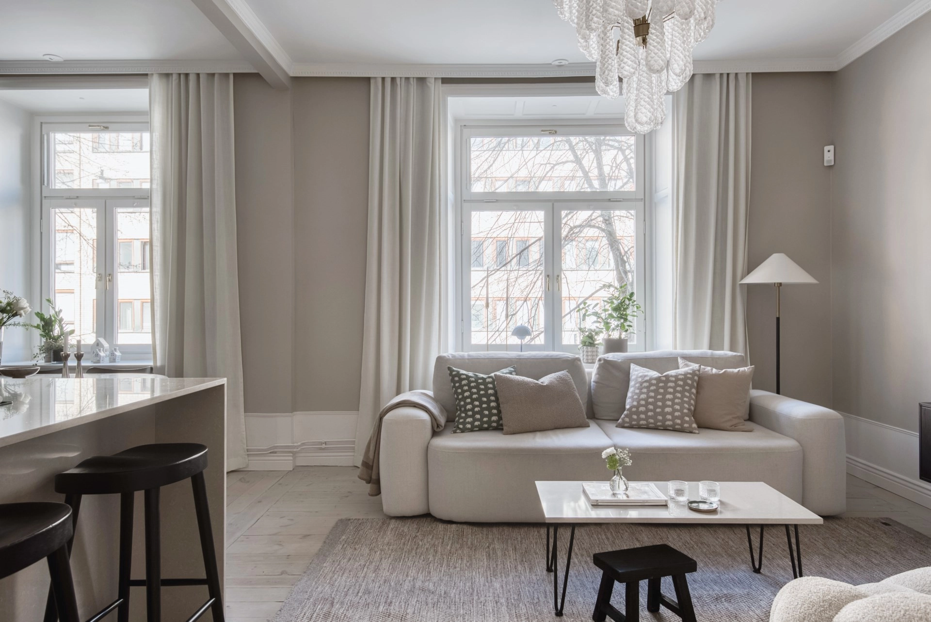 Topprenoverad sekelskiftestrea med kakelugn och balkong!