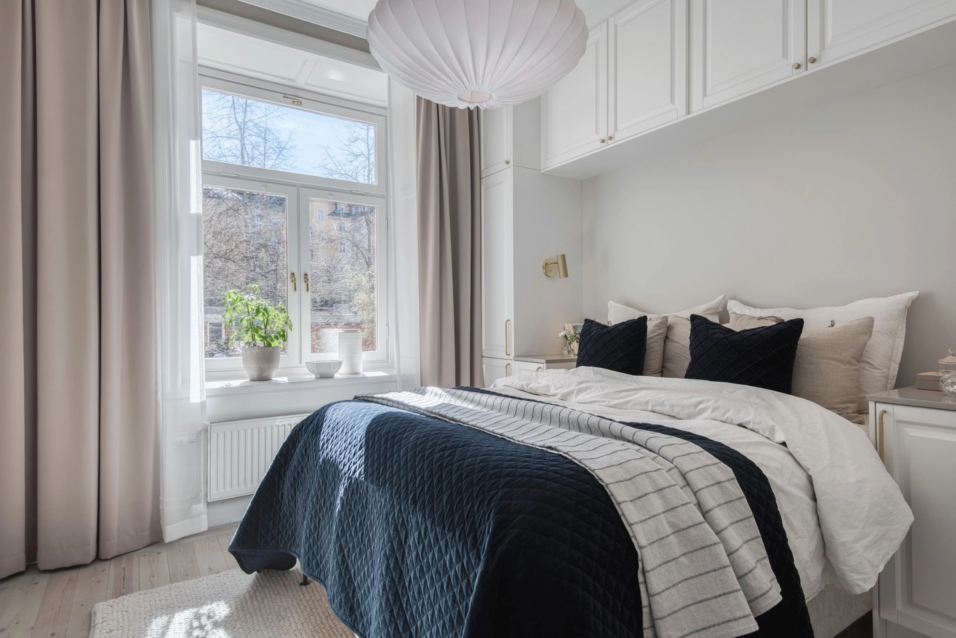 Topprenoverad sekelskiftestrea med kakelugn och balkong!