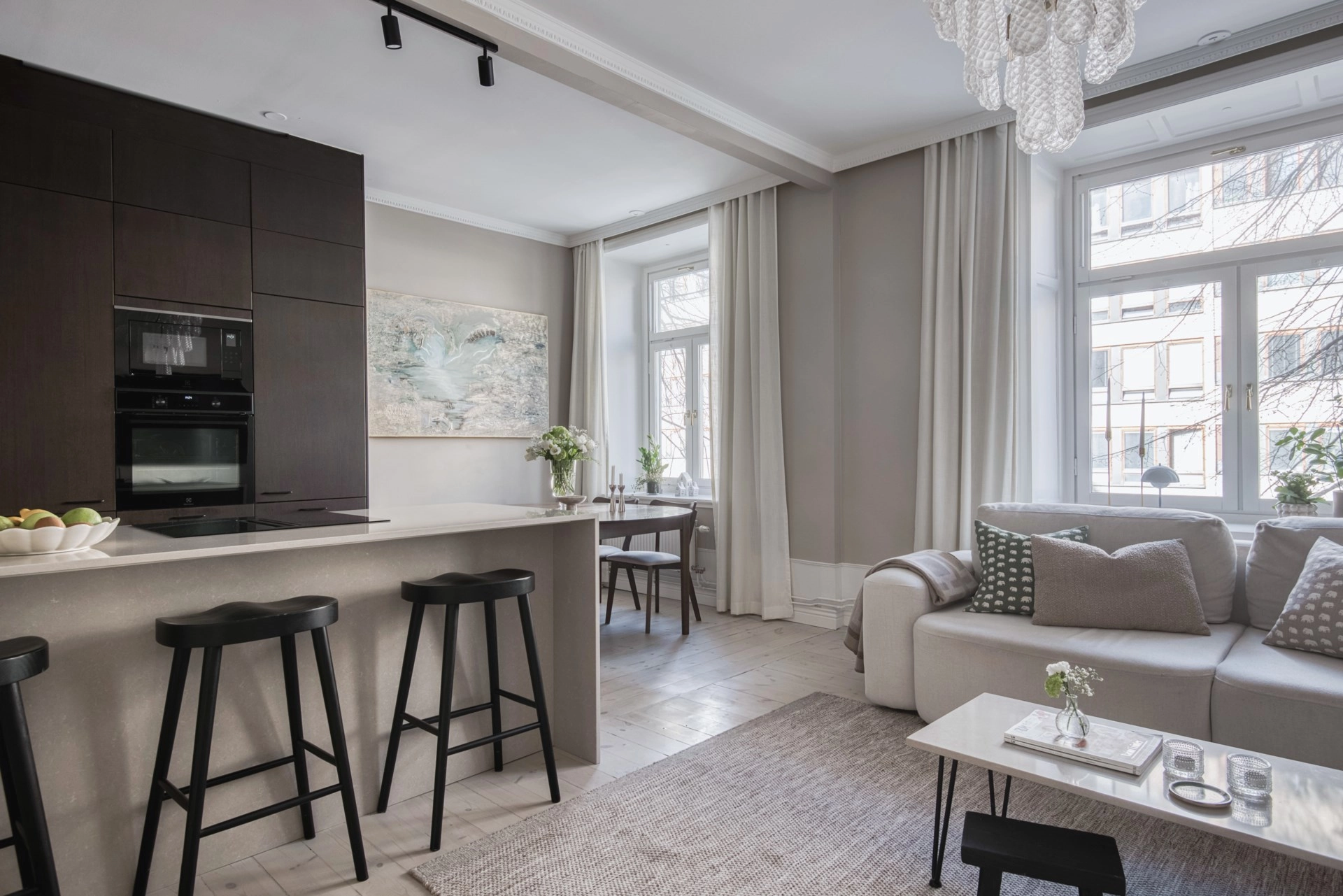 Topprenoverad sekelskiftestrea med kakelugn och balkong!