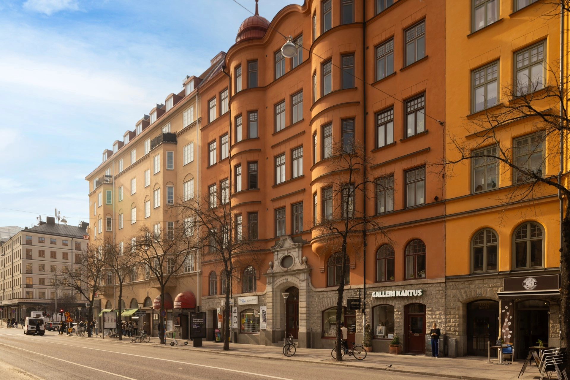 Sekelskiftesvåning med burspråk och balkong mot gård – Odengatan 36