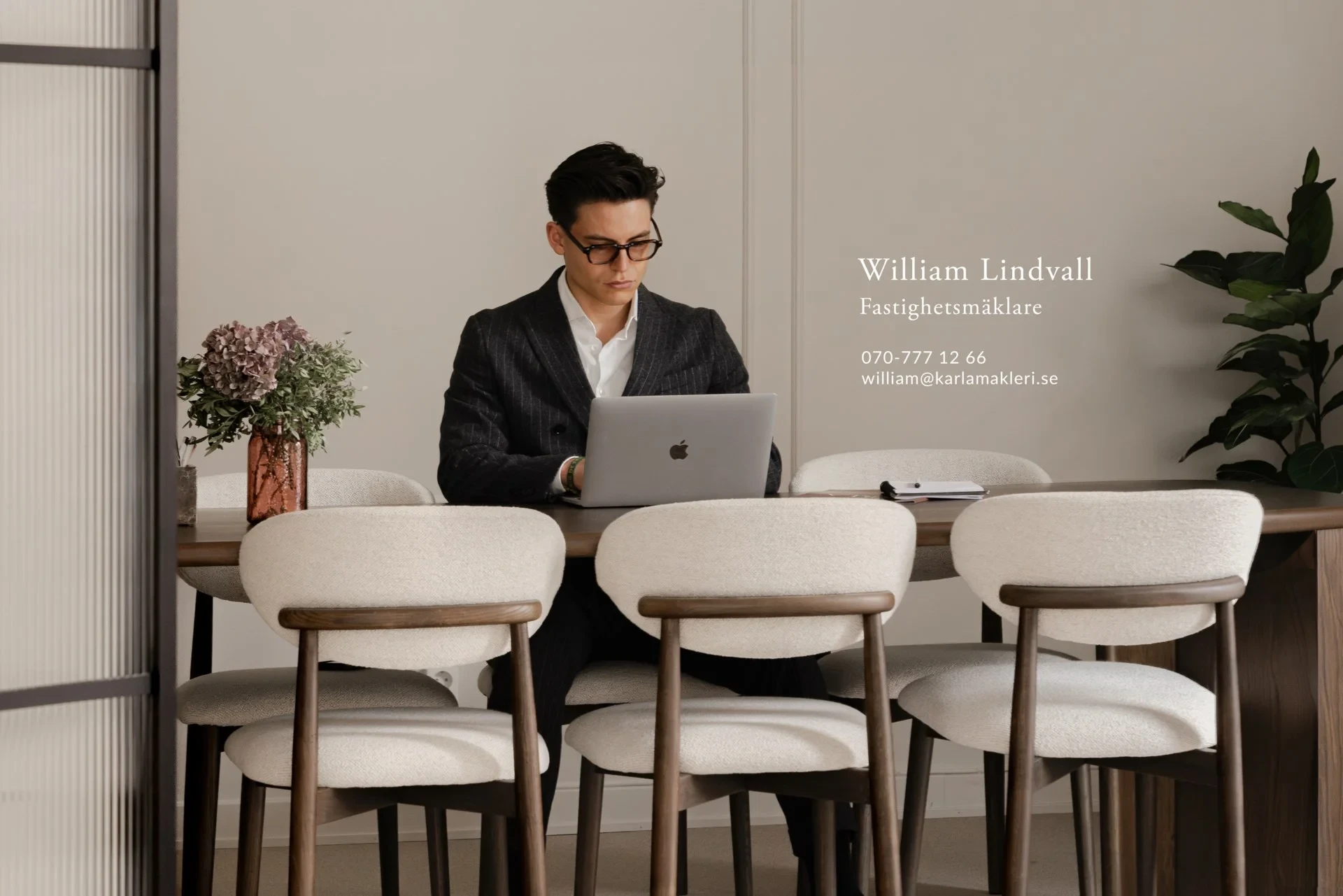 Gårdshus med två fungerande kakelugnar & balkong!